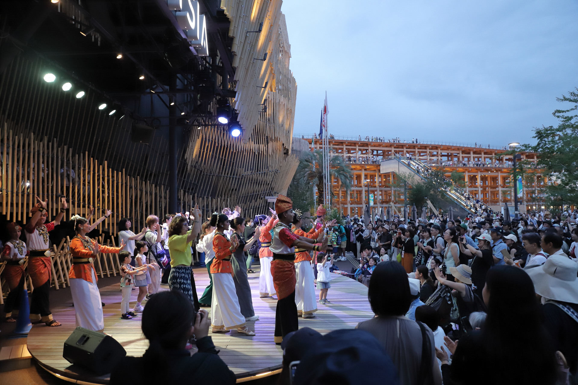 マレーシアパビリオンとインドネシアパビリオンで見かけた踊り。来場者も一緒に楽しめる