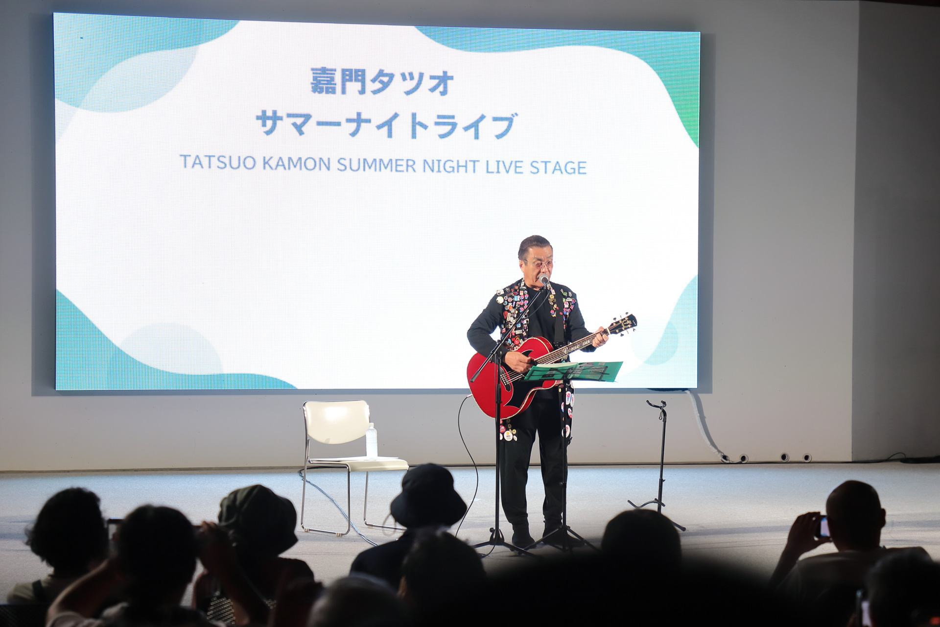 7月18日、関西パビリオン前で見かけた嘉門タツオ氏のサマーナイトライブ。万博の歌などを披露していた