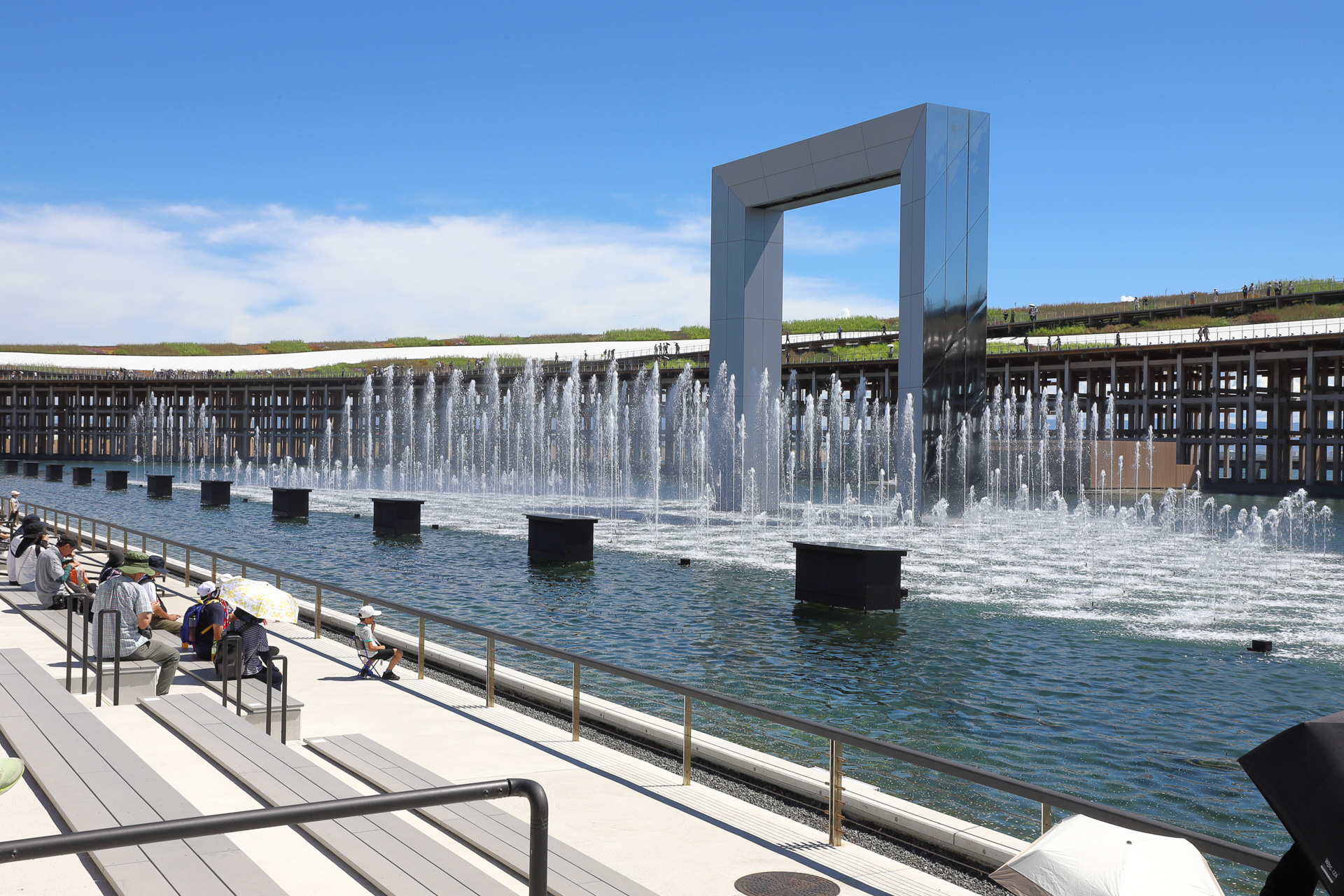 日中の毎時0分にウォータープラザで行なわれる「水と空気のシンフォニー」。休憩がてら見られる