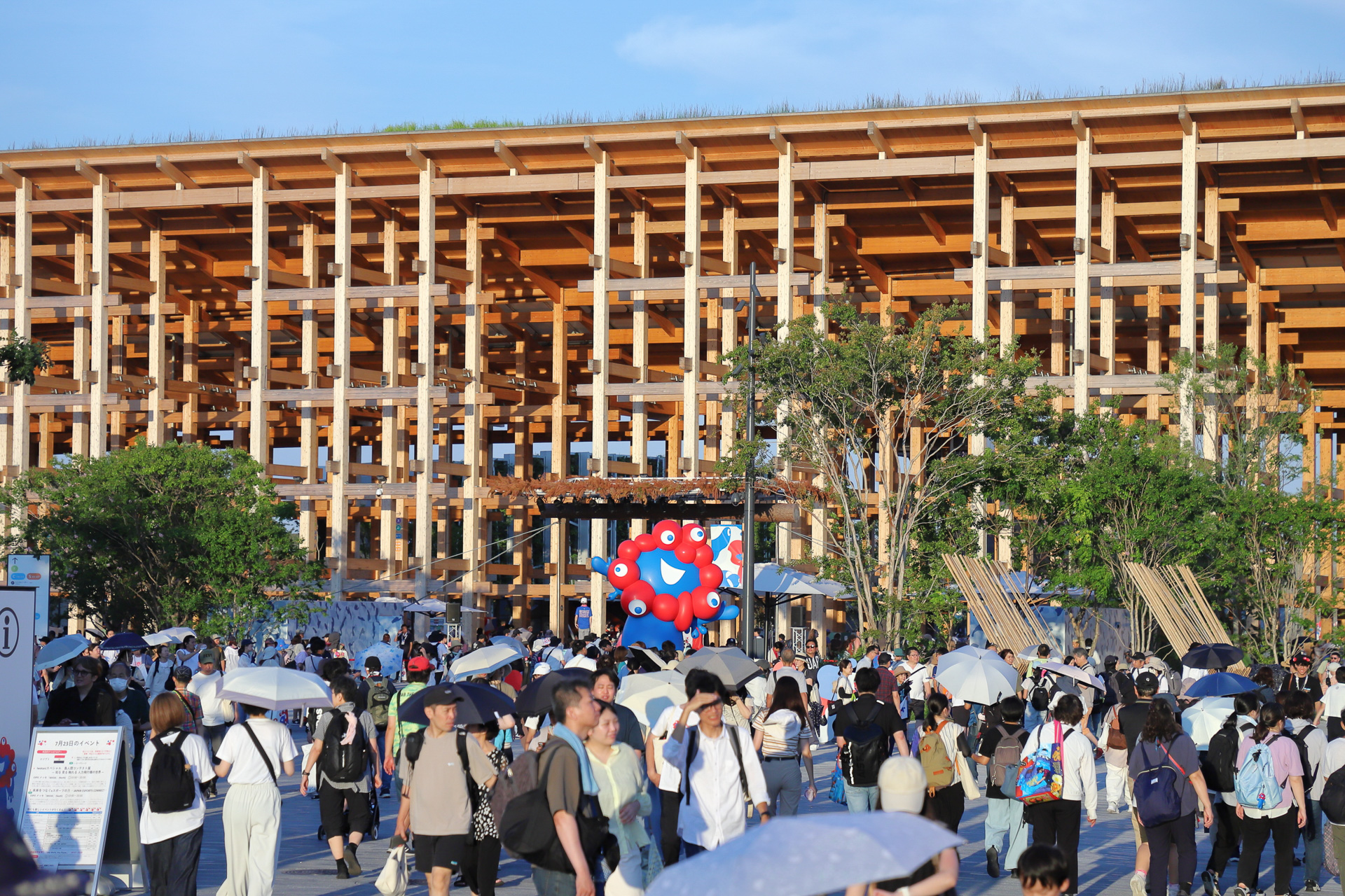 西ゲート近くの大きなミャクミャクと大屋根リング