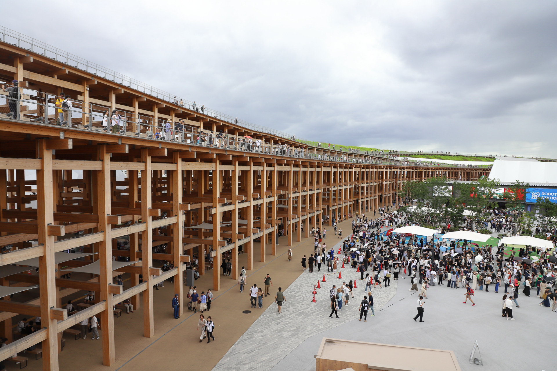 大屋根リングは時間によってイメージが異なる。オススメは日没直後の空が青から黒に変わっていくとき