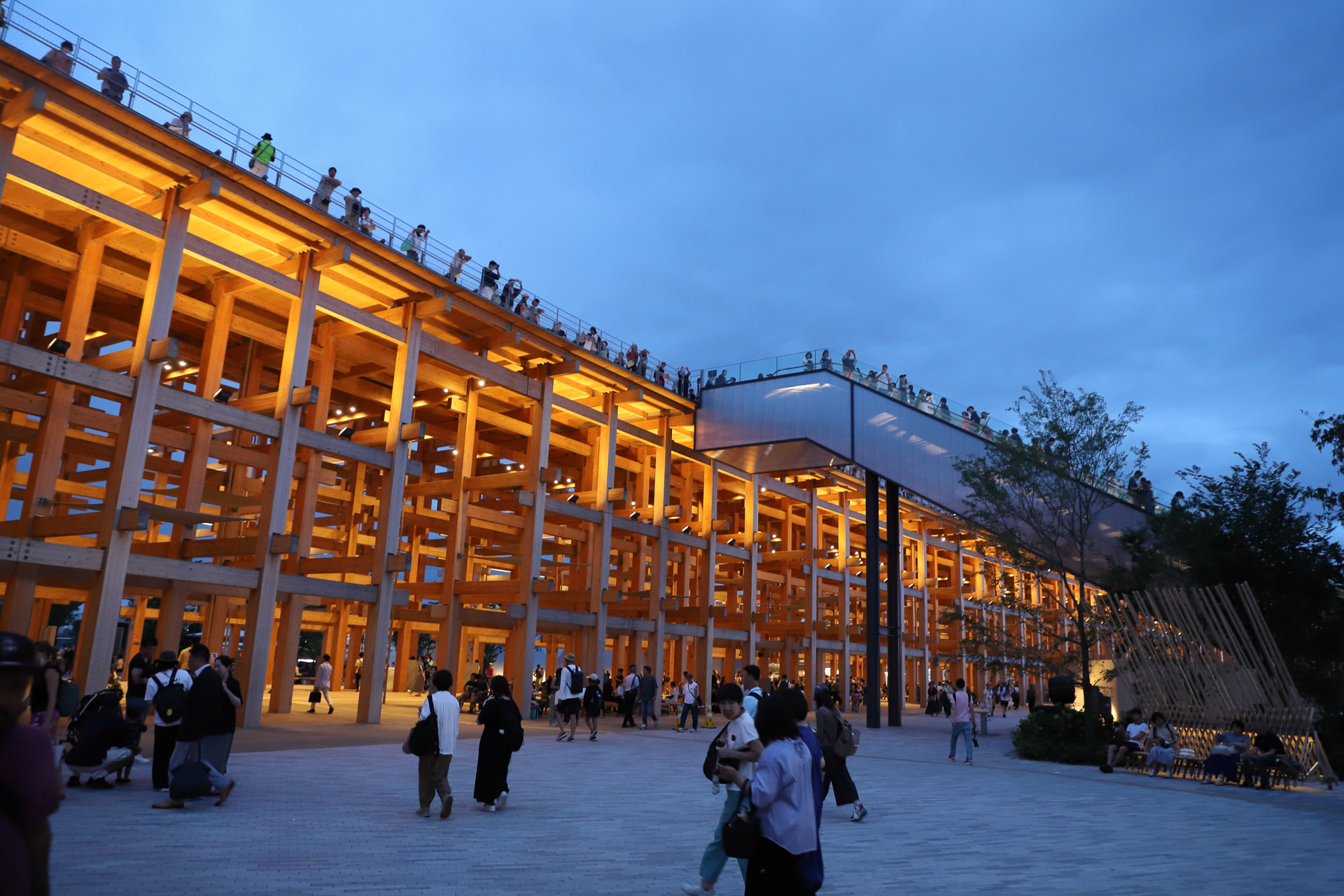 大屋根リングは時間によってイメージが異なる。オススメは日没直後の空が青から黒に変わっていくとき