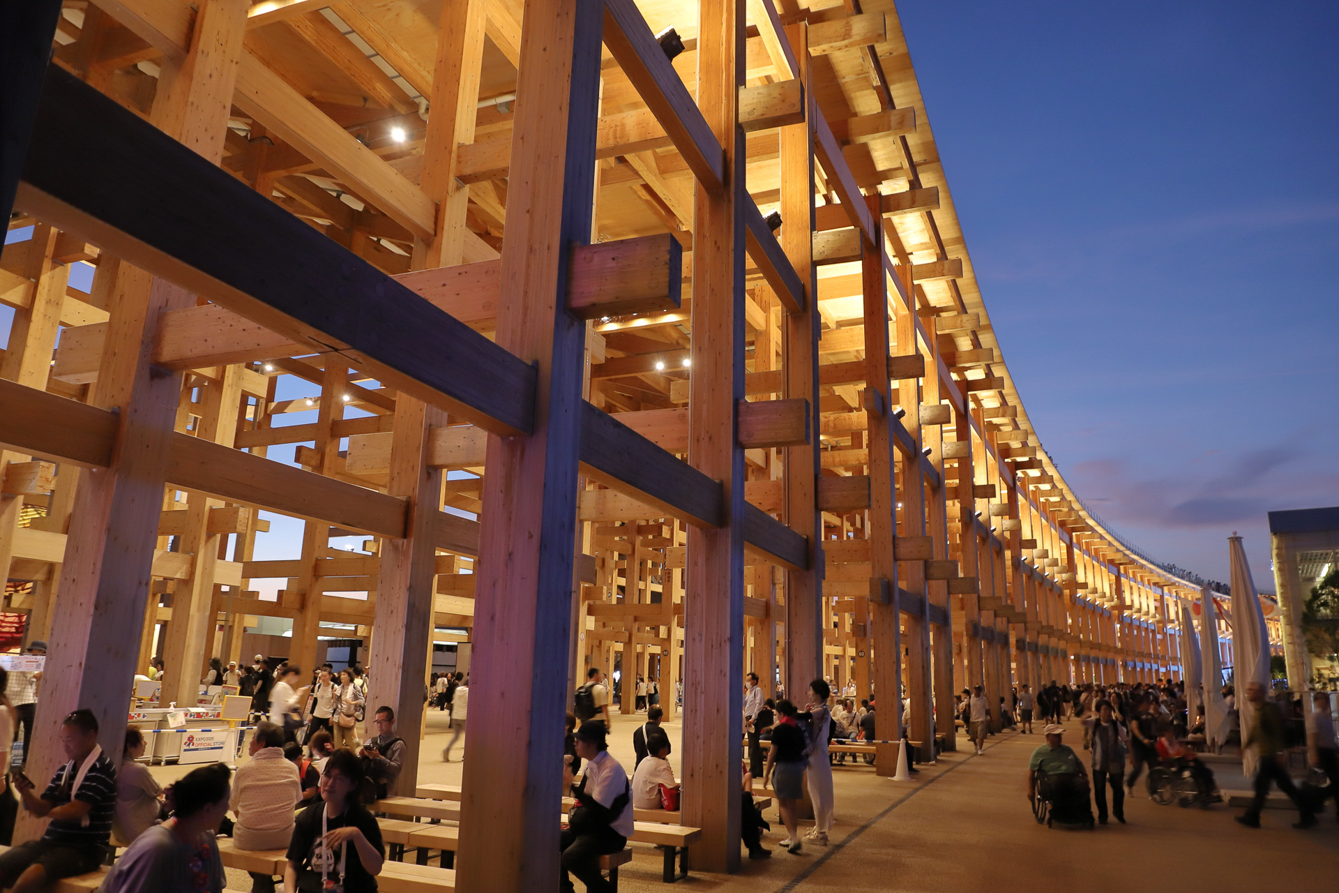 大屋根リングは時間によってイメージが異なる。オススメは日没直後の空が青から黒に変わっていくとき