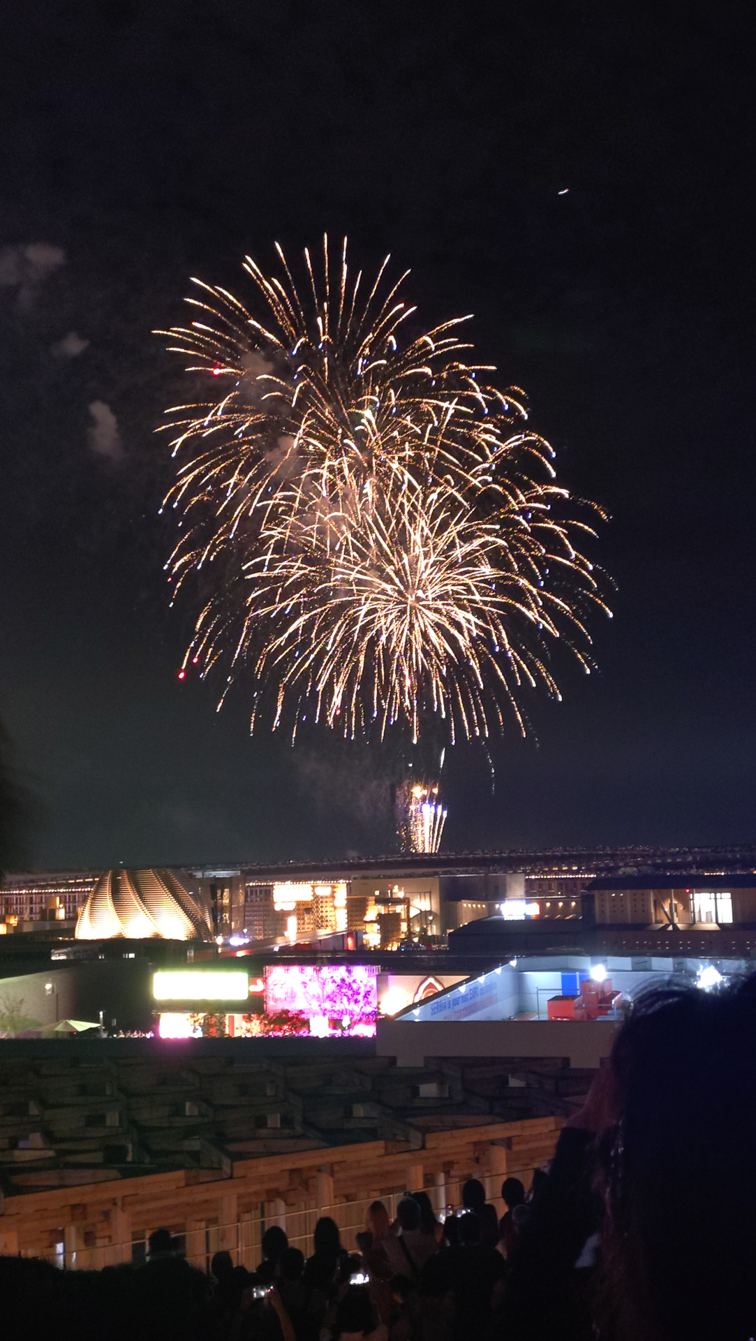 花火の時間、リング上は大混雑。東側にいくと比較的空いている