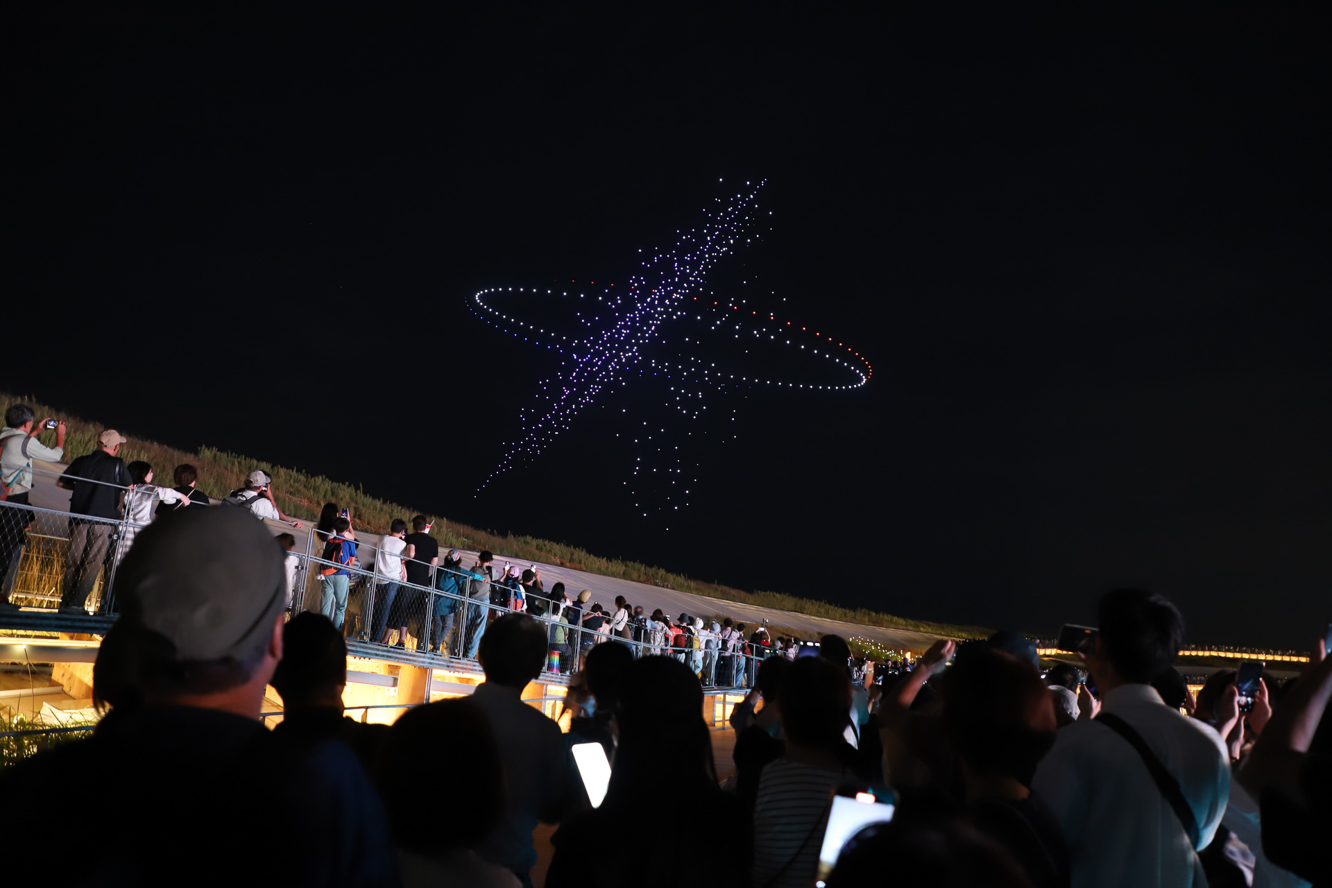 ドローンショー「One World, One Planet.」。リング西側からだとプロペラの音も聞こえる