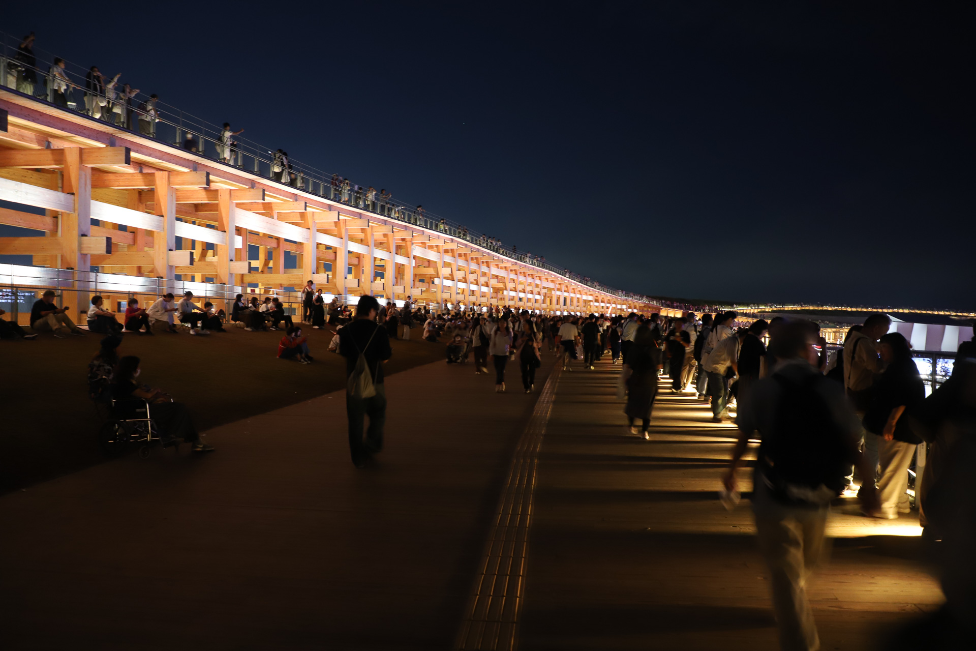 大屋根リング上は夜の散歩にうってつけ。会場の夜景を見ながら歩こう