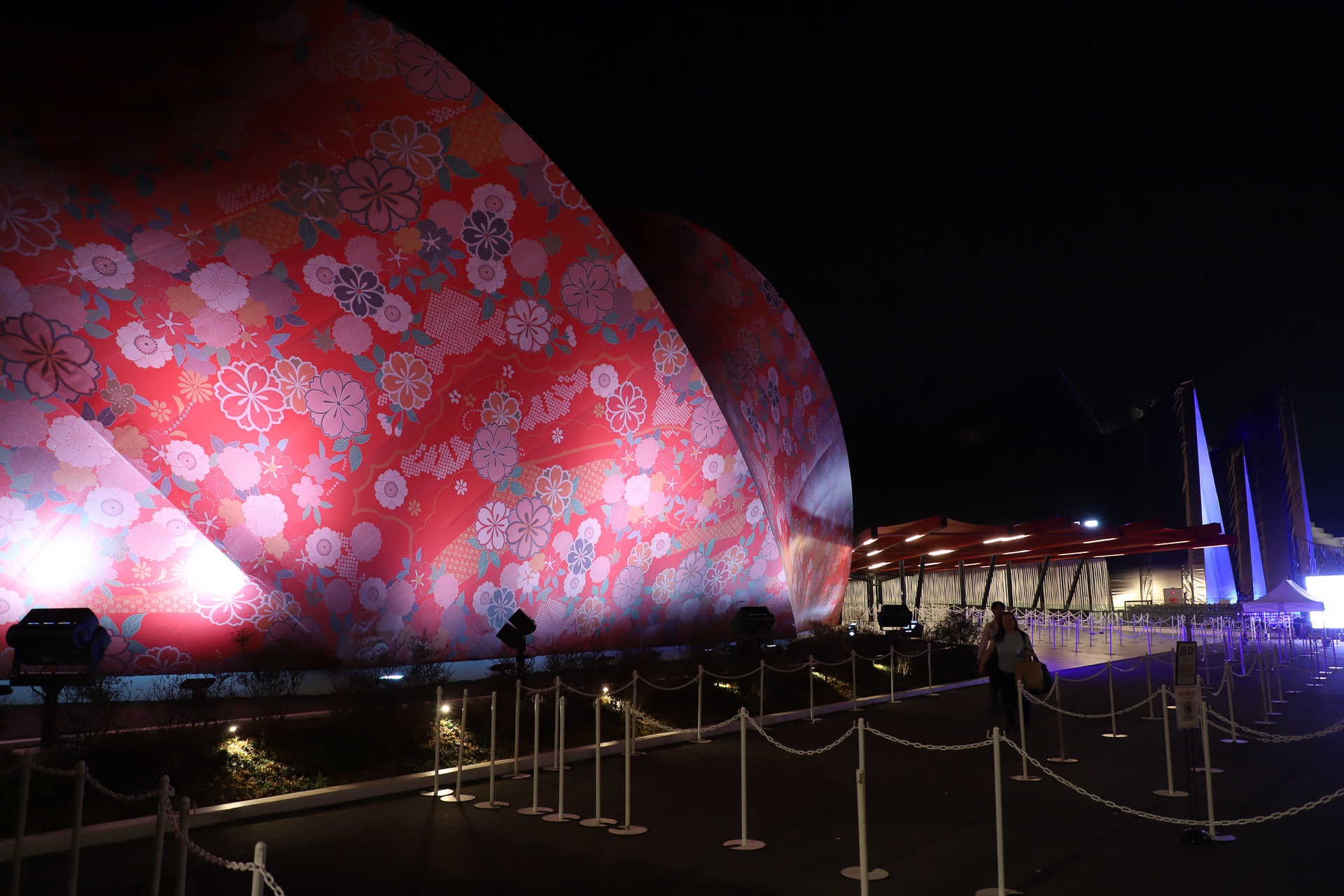 待ち時間なしで入場できた飯田グループホールディングス＆大阪公立大学パビリオン。外壁は西陣織で、もちろんギネス認定済み