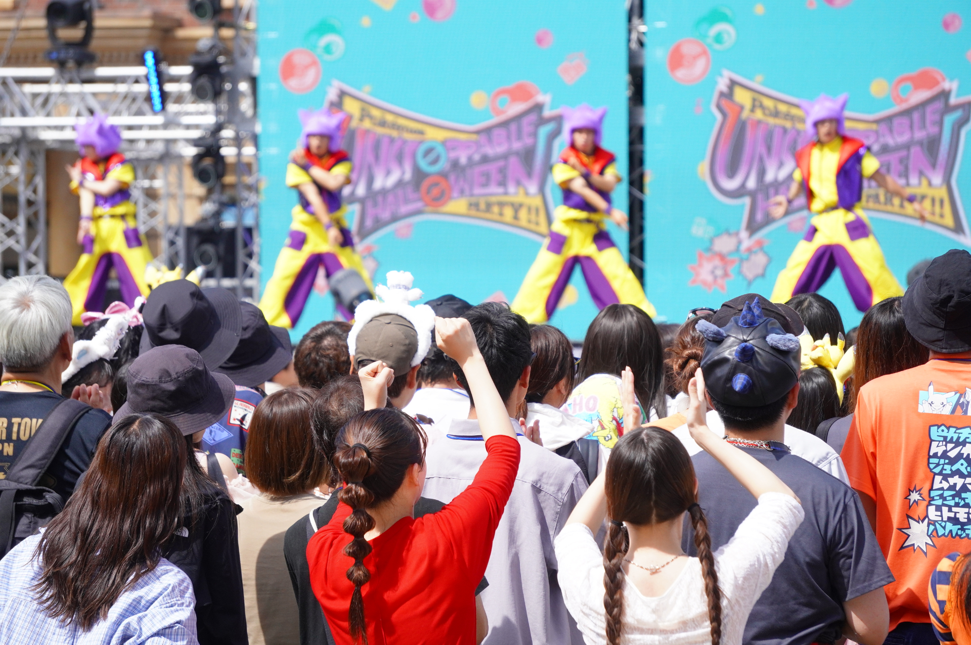 As the Ghost-type Pokémon theme plays, Misdreavus, Banette, Mimikyu, and dancers take turns appearing on stage.