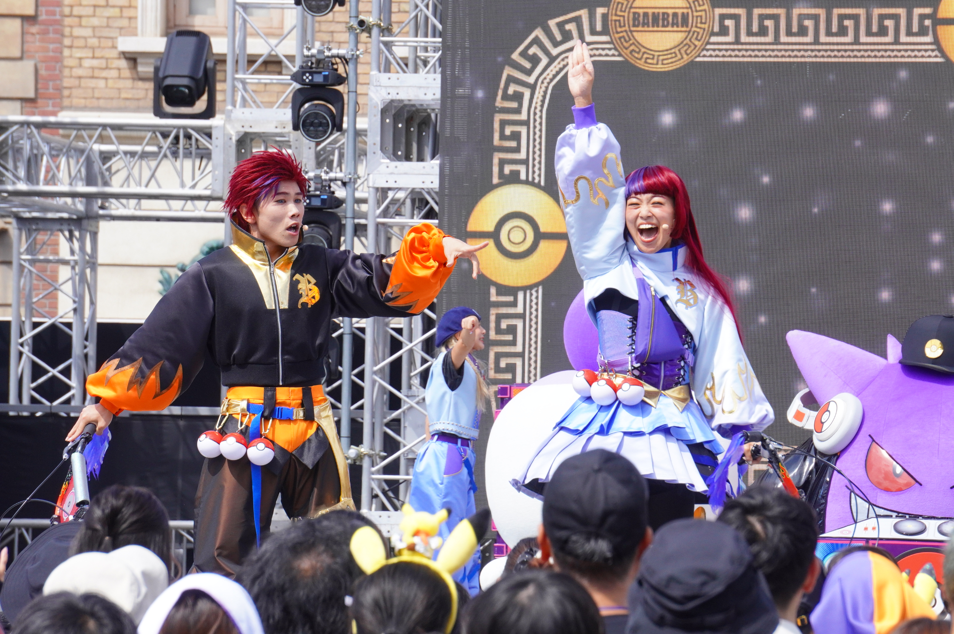 The twin Pokémon trainers, Bunbun and Banban, make their entrance. A conflict arises as Bunbun (Bass music) and Banban (Metal music) both want to play their own tracks.