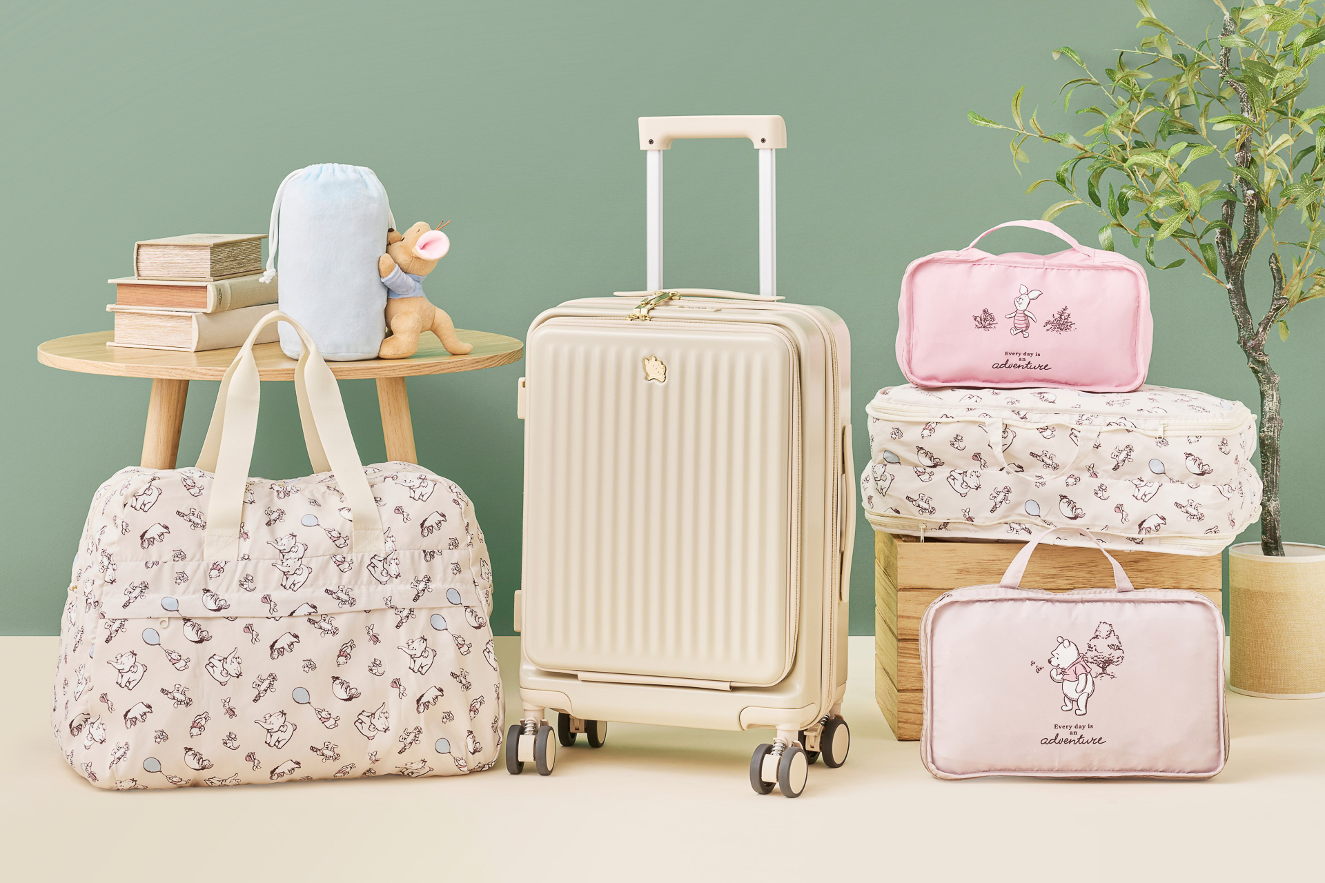 ディズニーストアから旅向けコレクション「POOH TRAVEL」が発売される