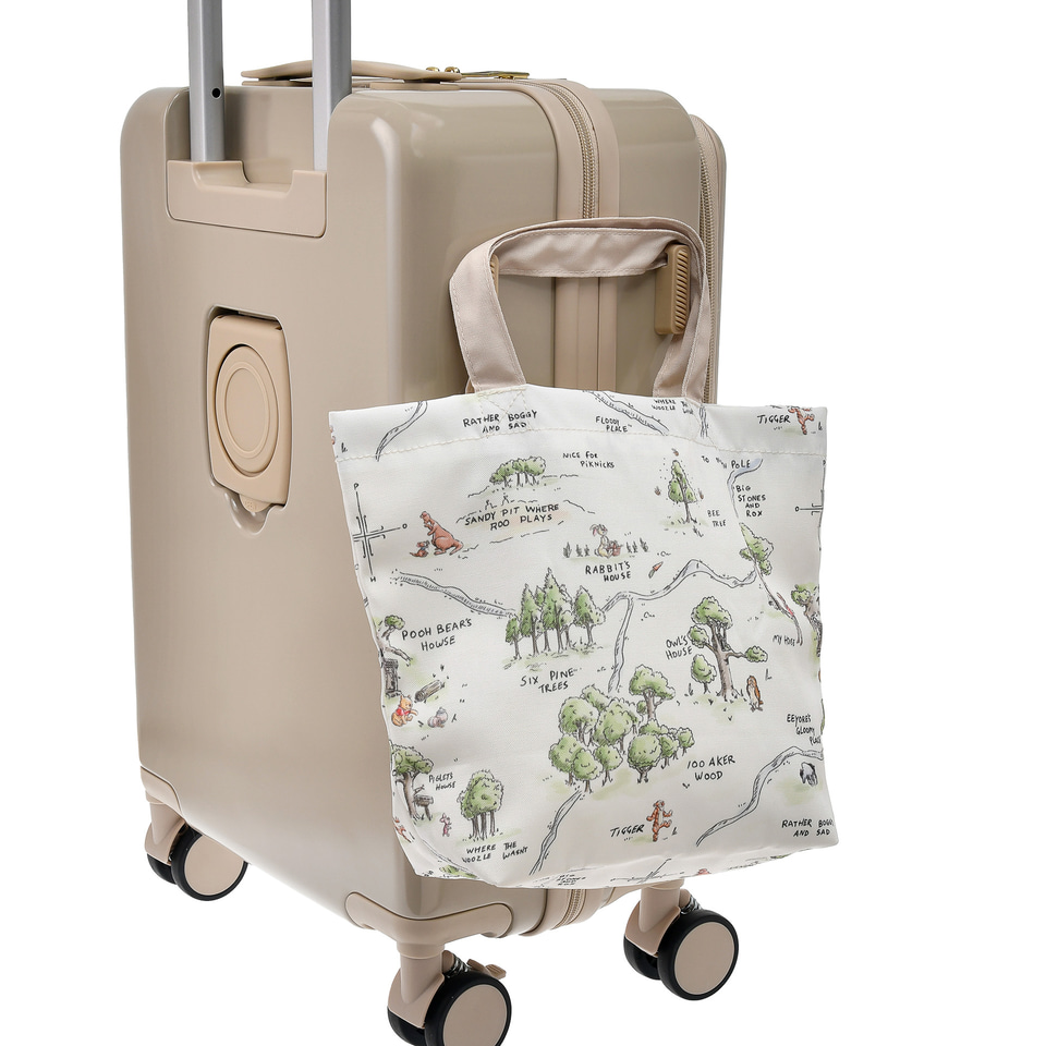 プーさんのトラベルグッズ「POOH TRAVEL」新登場！ スーツケースに