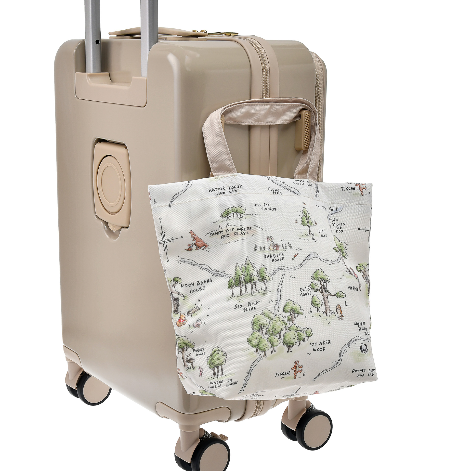 ドリンクホルダーやフックなども装備。容量は約33L