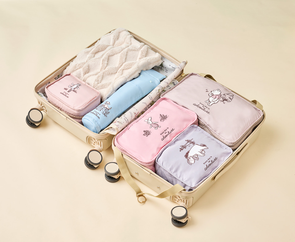 プーさんのトラベルグッズ「POOH TRAVEL」新登場！ スーツケースに