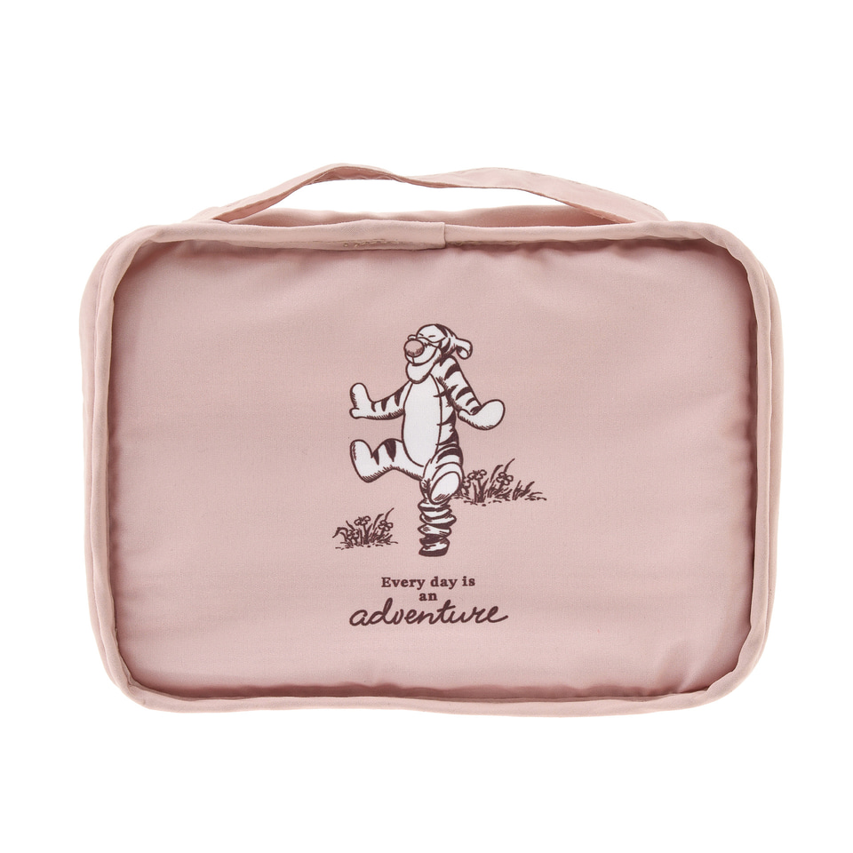 プーさんのトラベルグッズ「POOH TRAVEL」新登場！ スーツケースに