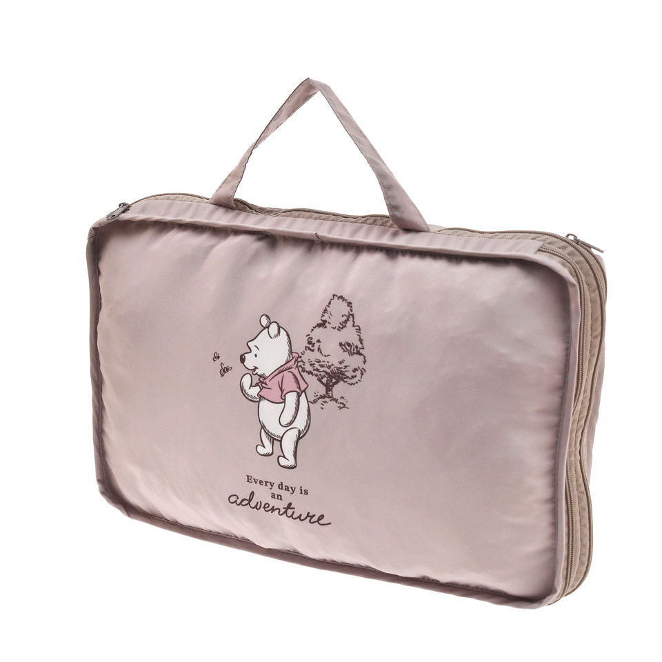 プーさんのトラベルグッズ「POOH TRAVEL」新登場！ スーツケースに