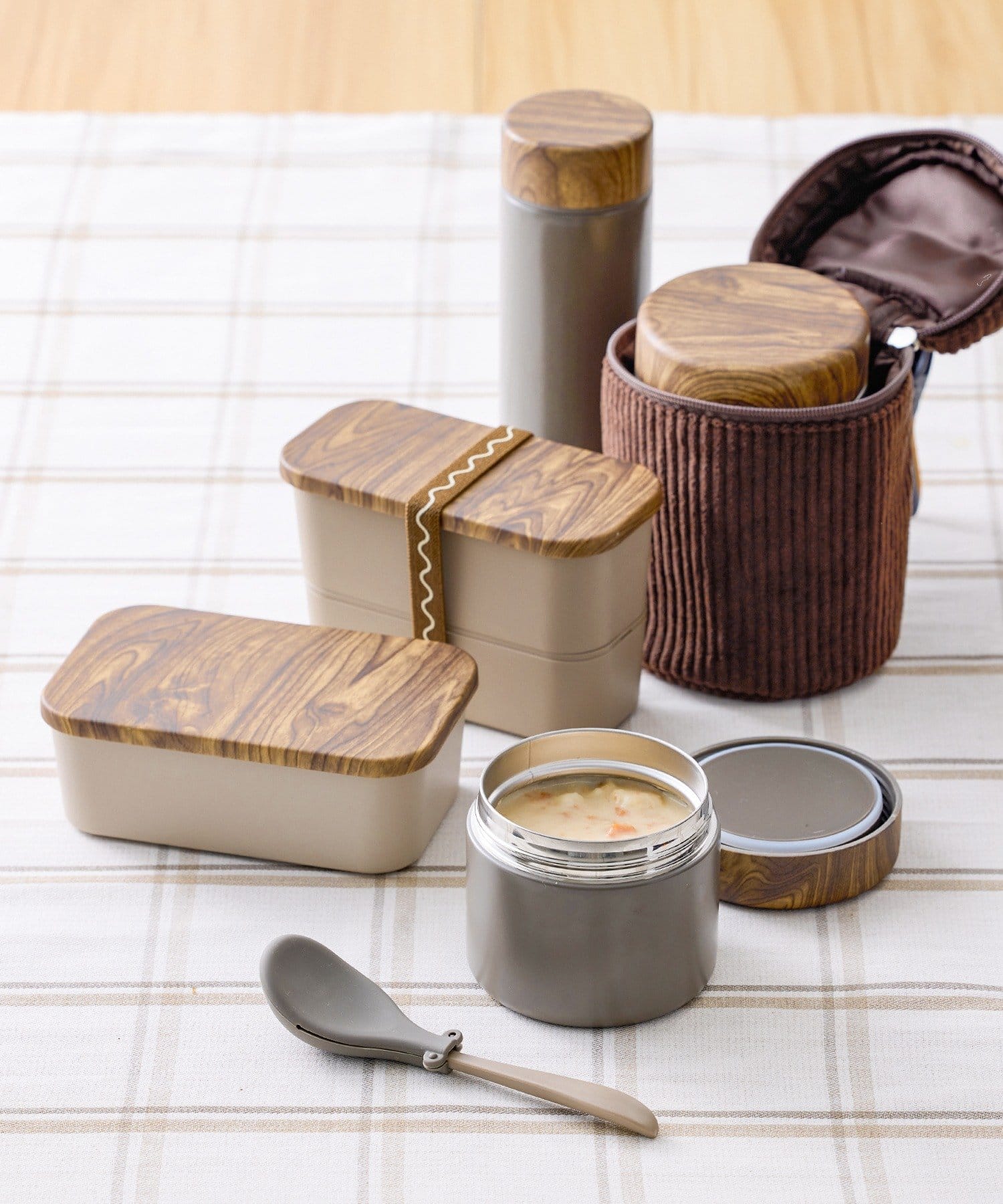 スリコから“木目風フタ”の新作ランチボックス登場。スープジャーや専用バッグも同時発売