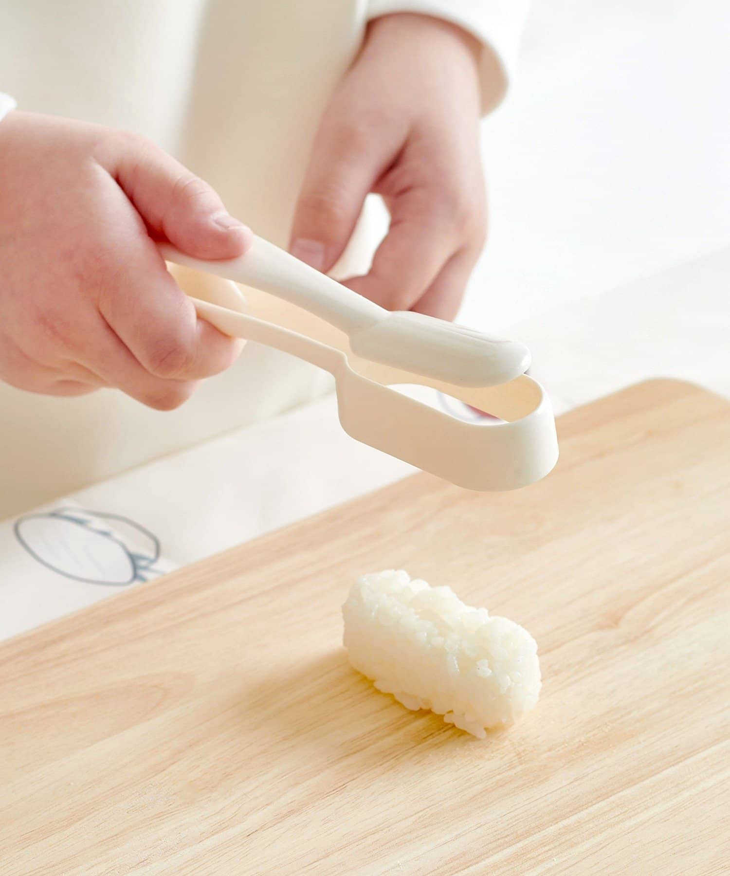 「しゃりメーカー」（330円）は、内側にご飯粒がひっつきにくいダブルエンボス加工を施している