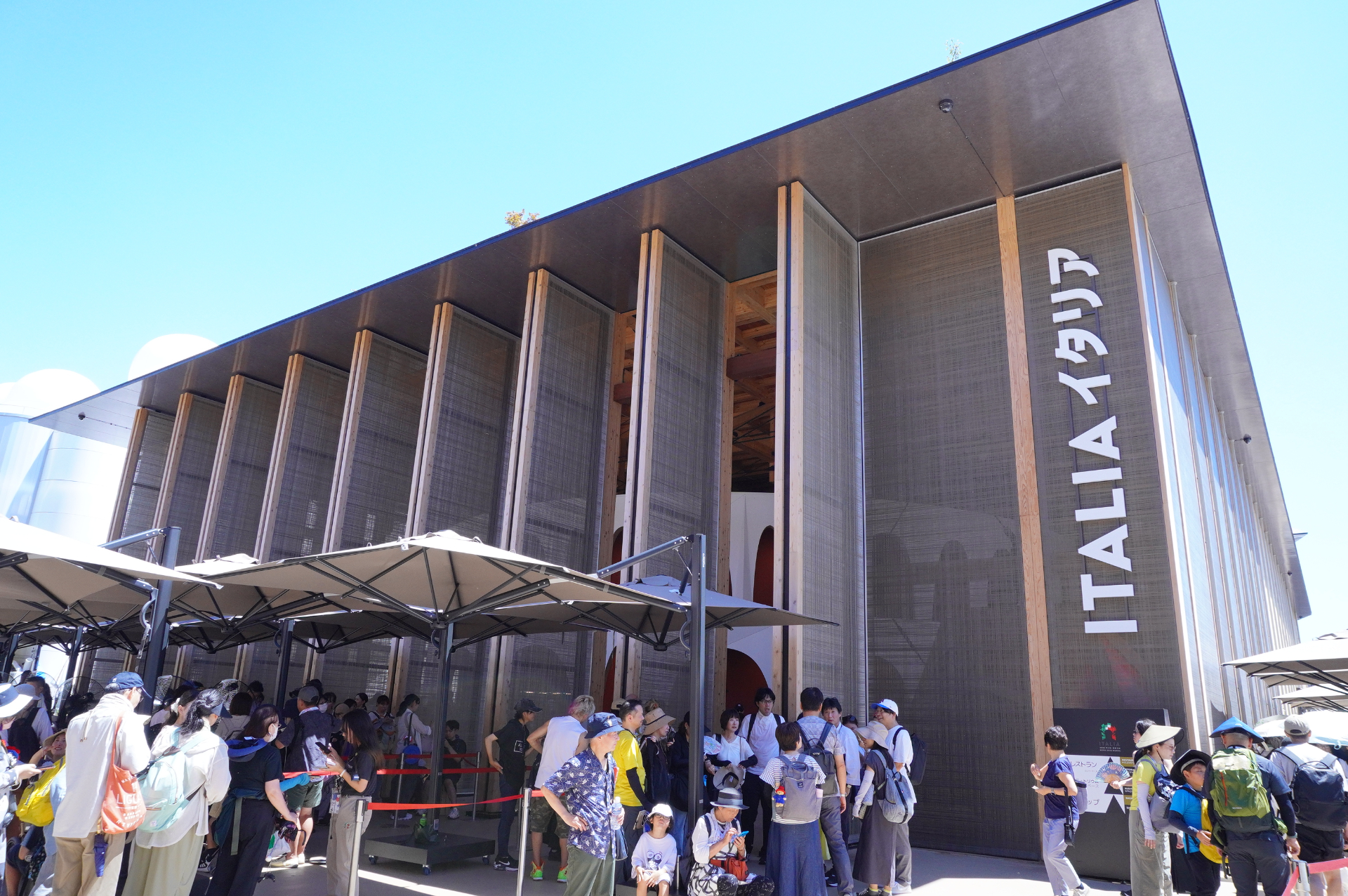 万博会場の西側に建つイタリア館。バチカンパビリオンも併設している