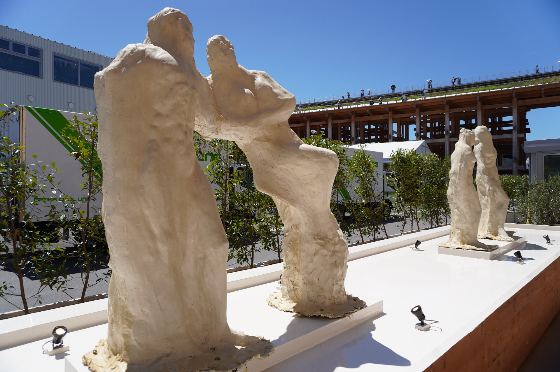 彫刻家ミンモ・パラディーノによる長いトゲを持つ兜の形をした巨大なアルミ彫刻など、建物のまわりにも作品を設置