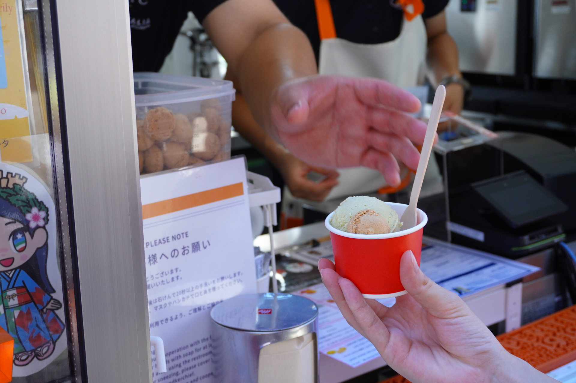 屋外にはテイクアウト専門のイタリアンジェラート屋も