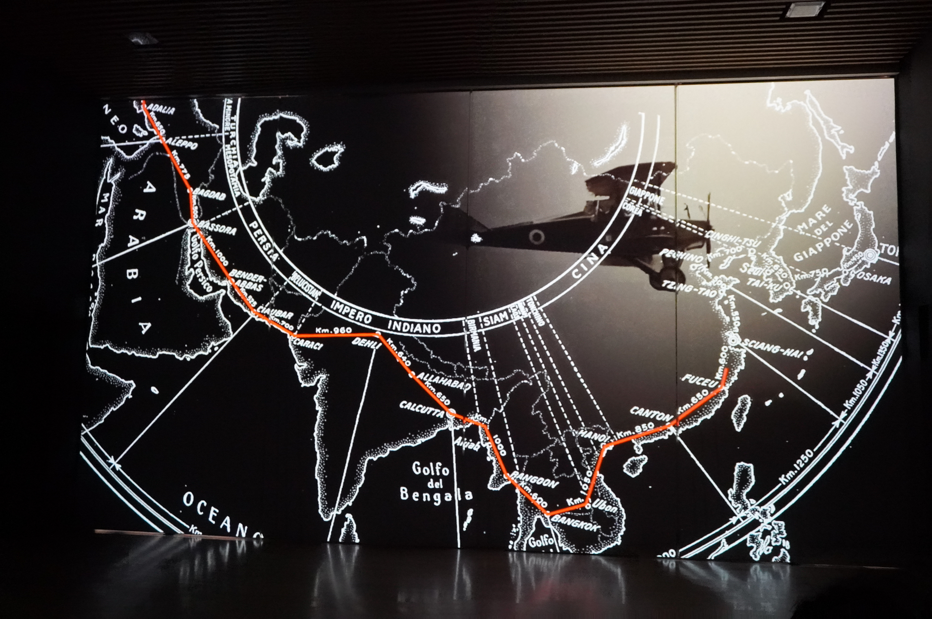 入館すると、まずはシアターのような空間でプレショー。イタリアの歴史や美術、各州の美しい景観が映し出される