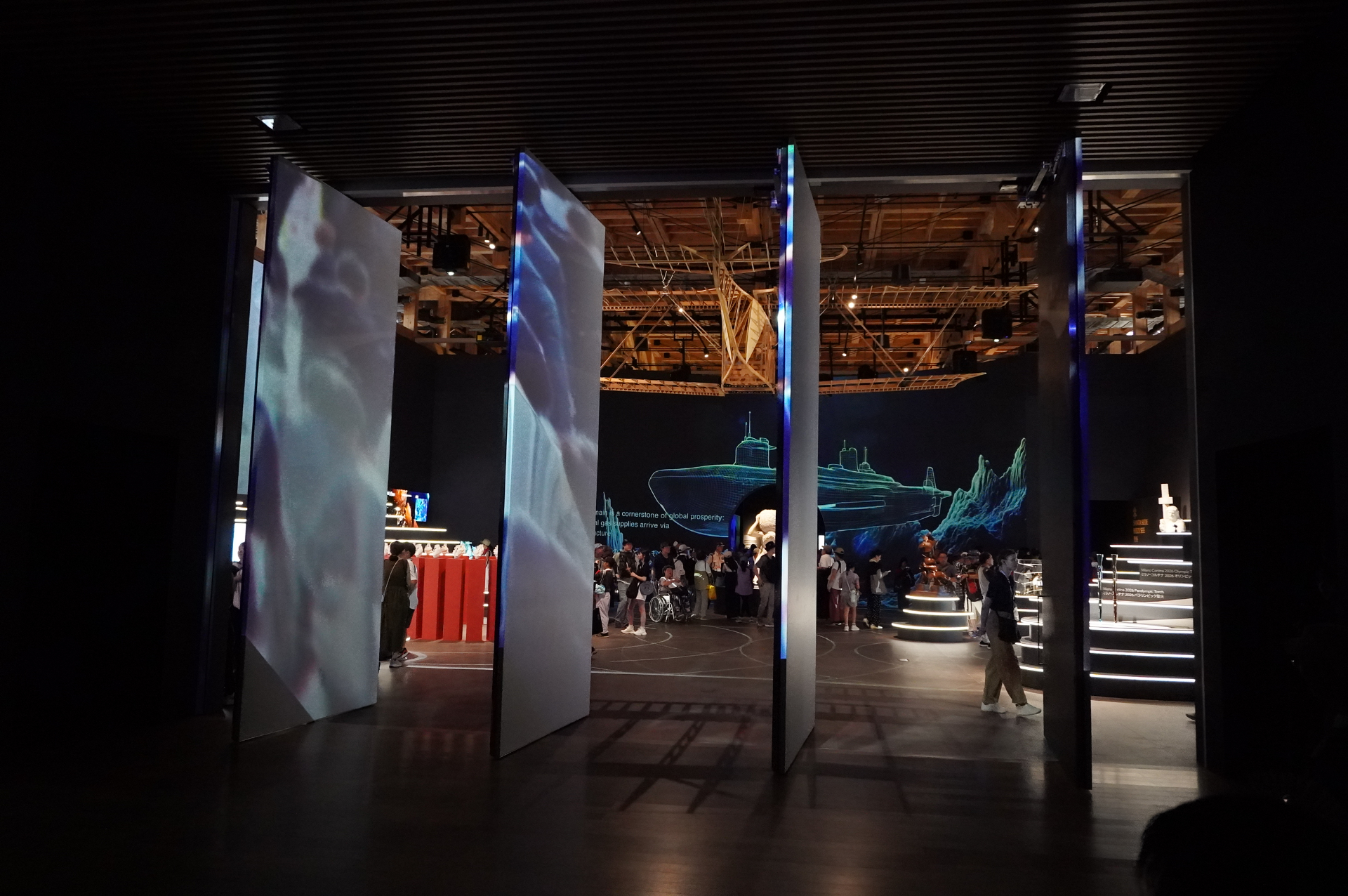 そしてスクリーンの扉が開き、いよいよ展示エリアへ……！