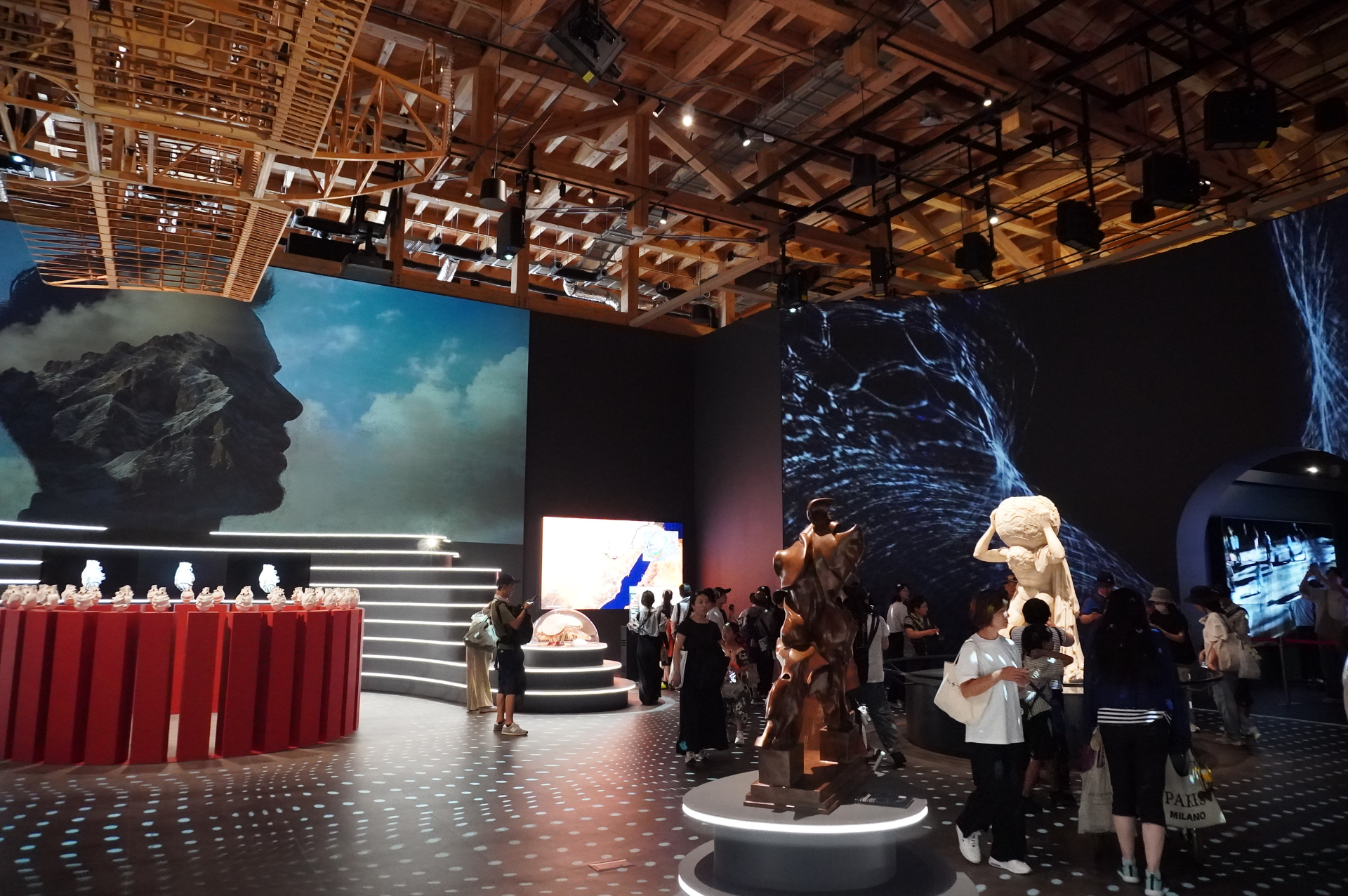 いざ展示エリアへ。最初はルネサンス期の都市広場「ピアッツァ」を再現した空間