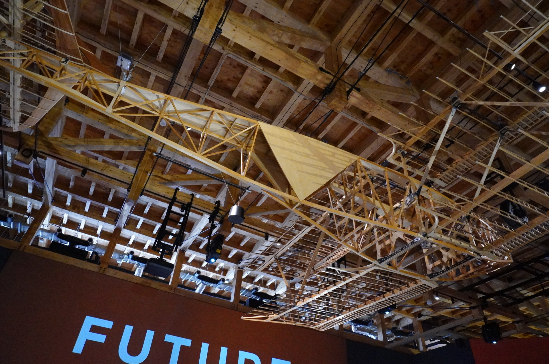 1920年にローマから初めて東京に来た飛行機の模型が天井に吊るされる。イタリアと日本、友達のシンボル