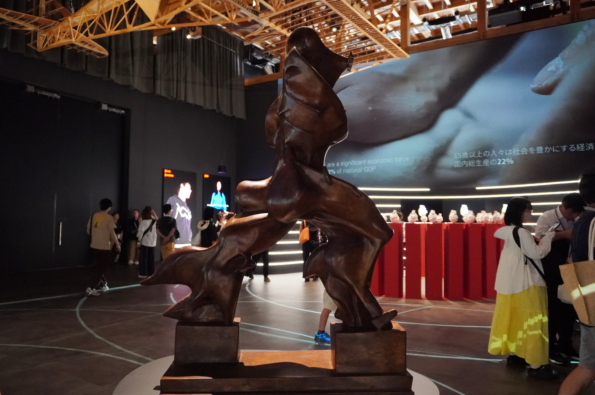 未来派のブロンズ彫刻像《空間における連続性の唯一の形態》。イタリアの20セントユーロ硬貨（裏面）のモチーフにもなっている