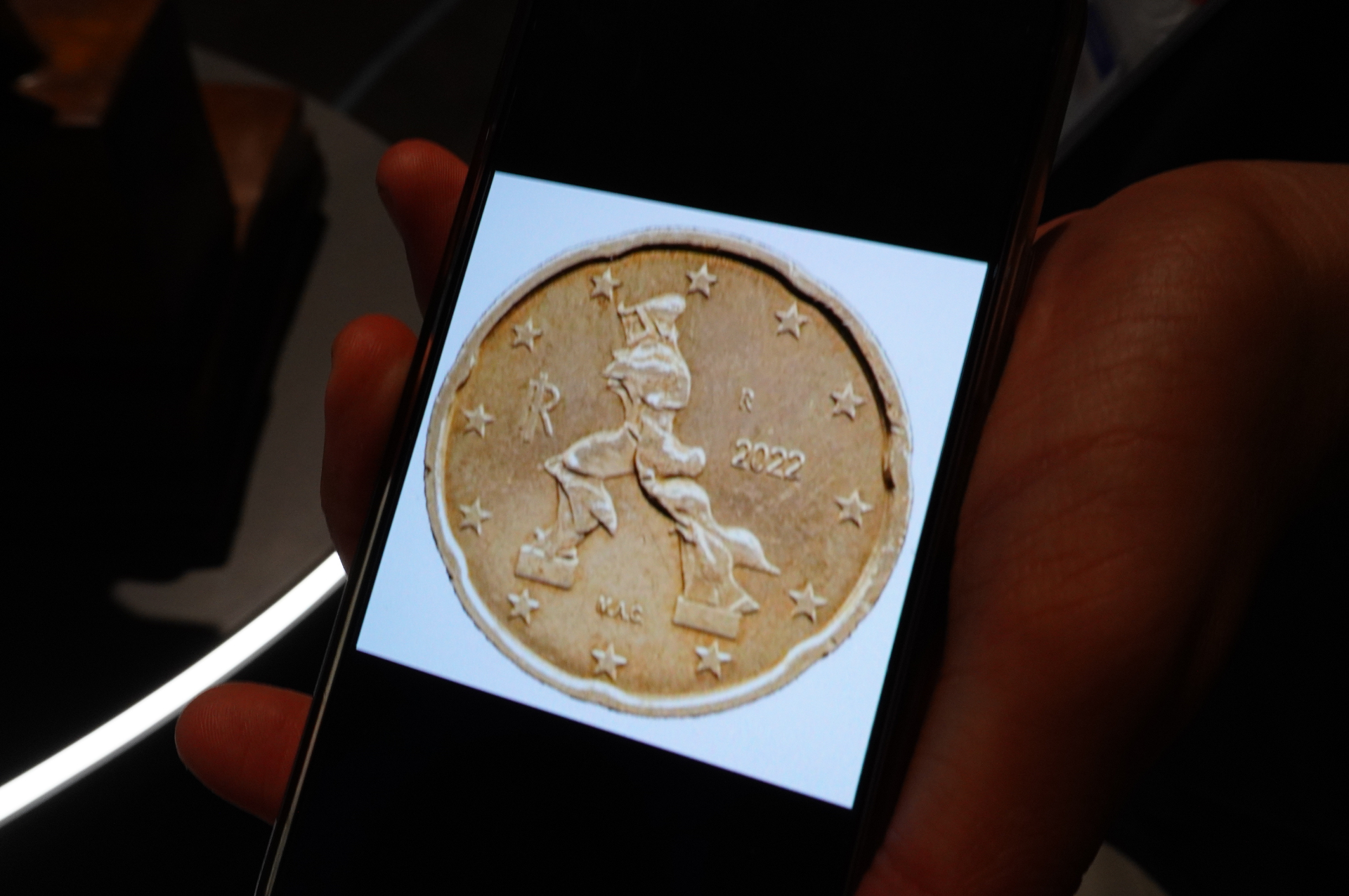 未来派のブロンズ彫刻像《空間における連続性の唯一の形態》。イタリアの20セントユーロ硬貨（裏面）のモチーフにもなっている