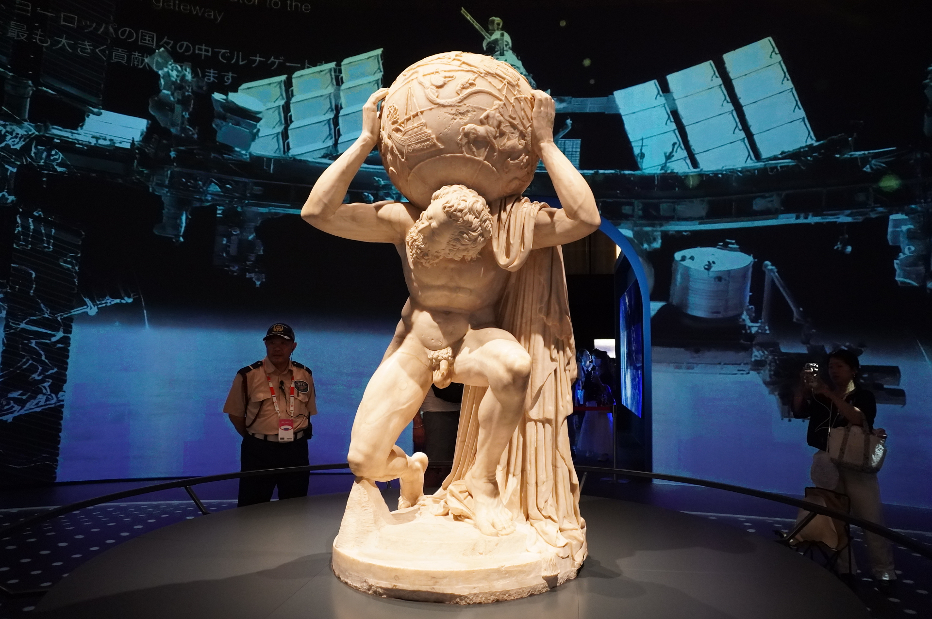 大理石の巨像《ファルネーゼのアトラス》