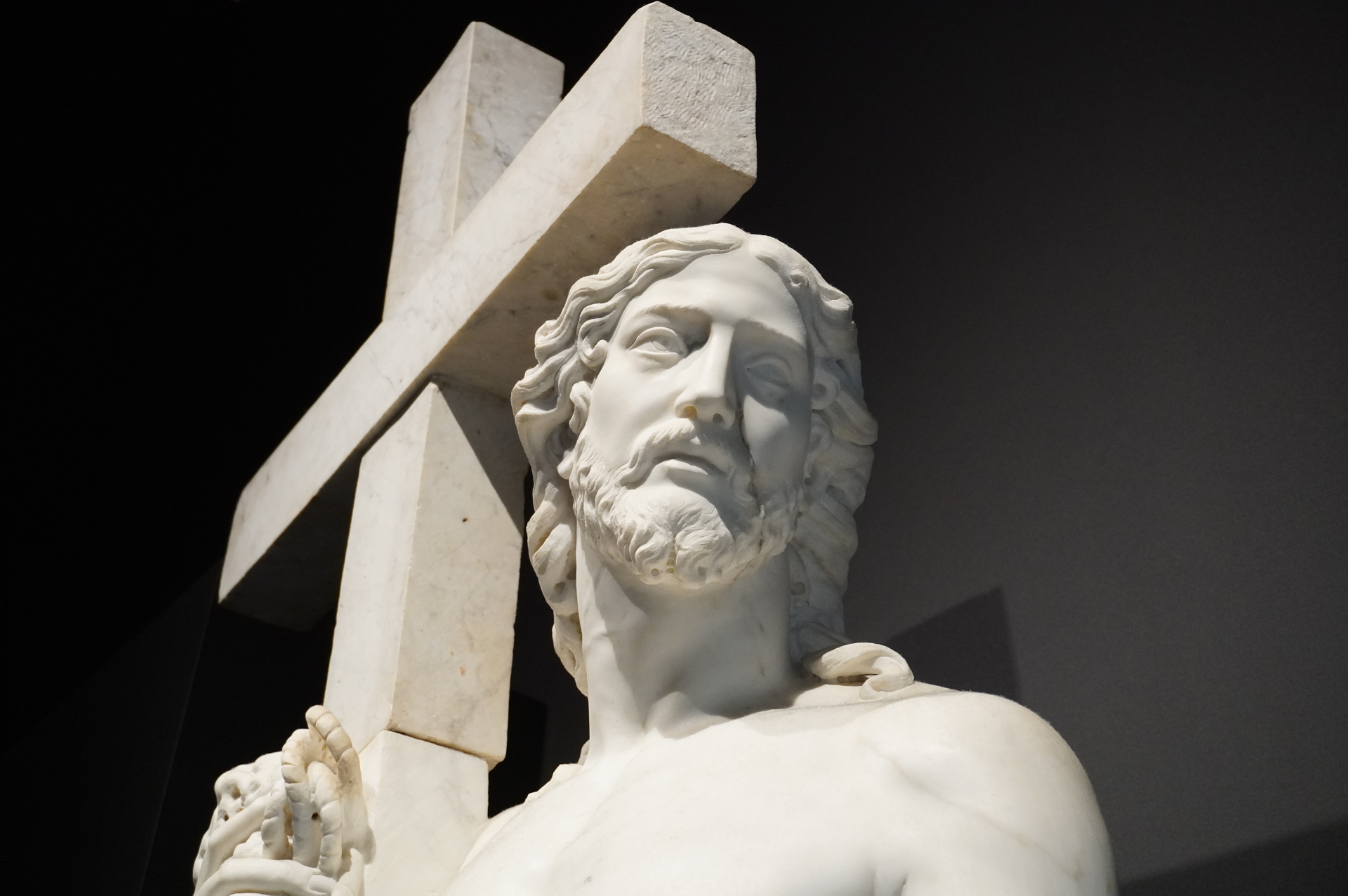 ミケランジェロの彫刻「キリストの復活」。彼が完成間近で制作を断念したという複雑な経緯を持つめずらしい作品であり、展示でヨーロッパを出たのは初