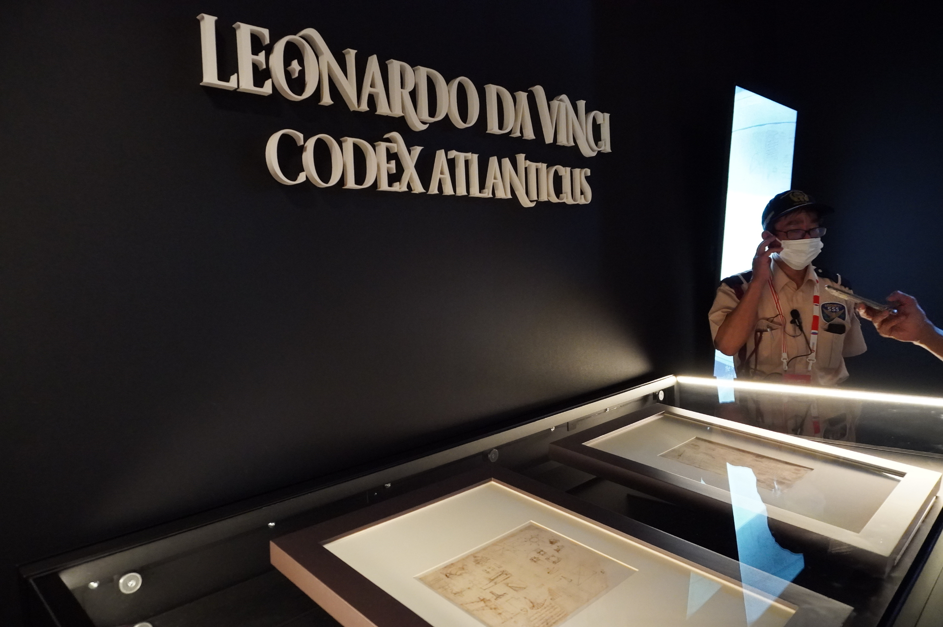 レオナルド・ダ・ヴィンチの「アトランティコ手稿」《金箔職人の道具》と《手回し糸車》