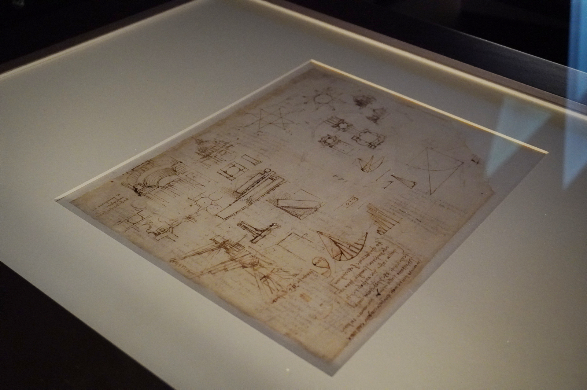 レオナルド・ダ・ヴィンチの「アトランティコ手稿」《金箔職人の道具》と《手回し糸車》