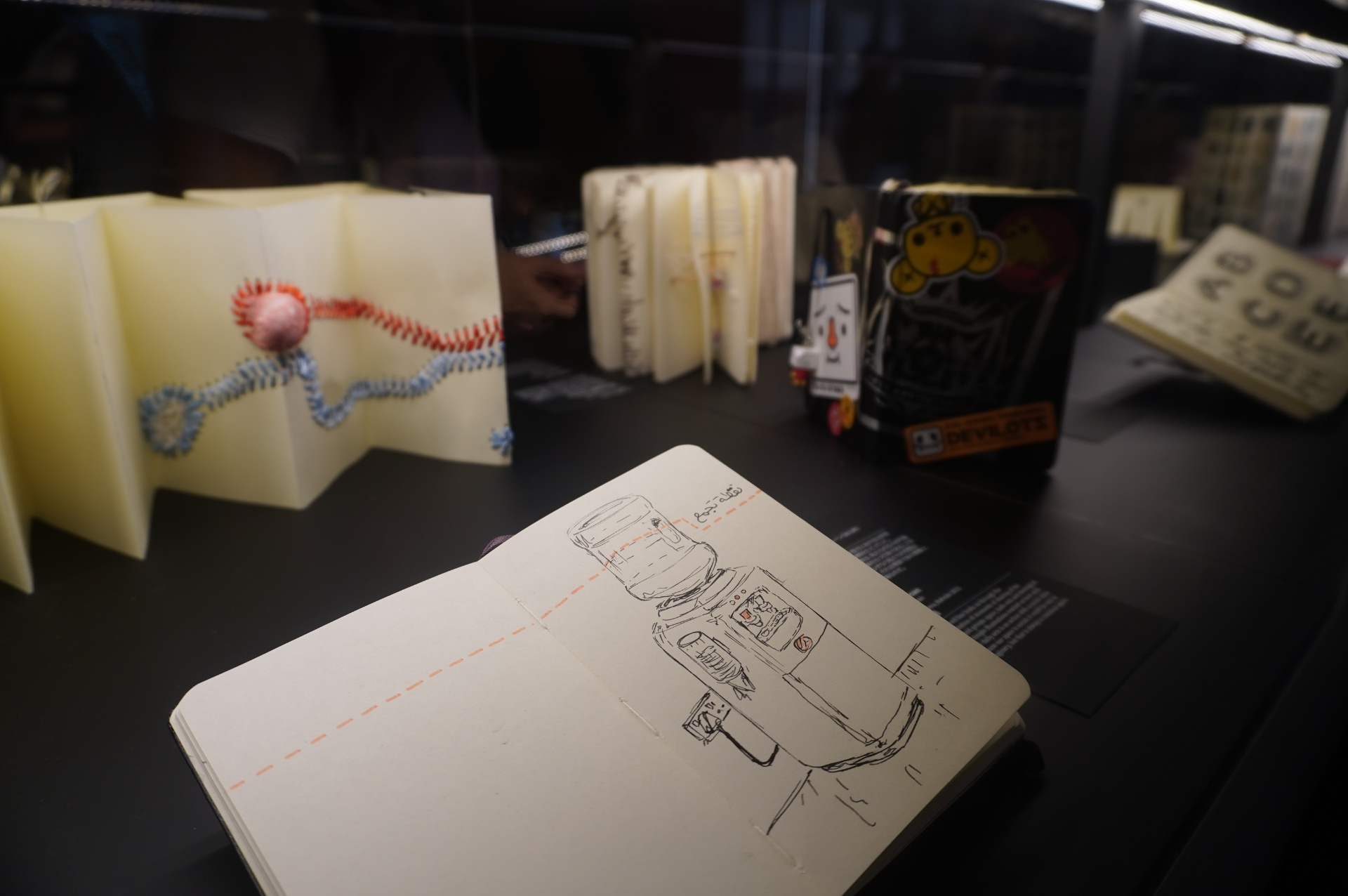 イタリアの文具ブランド「モレスキン」のノートを使用したアート作品展も期間限定で行なわれた（8月中旬の写真）