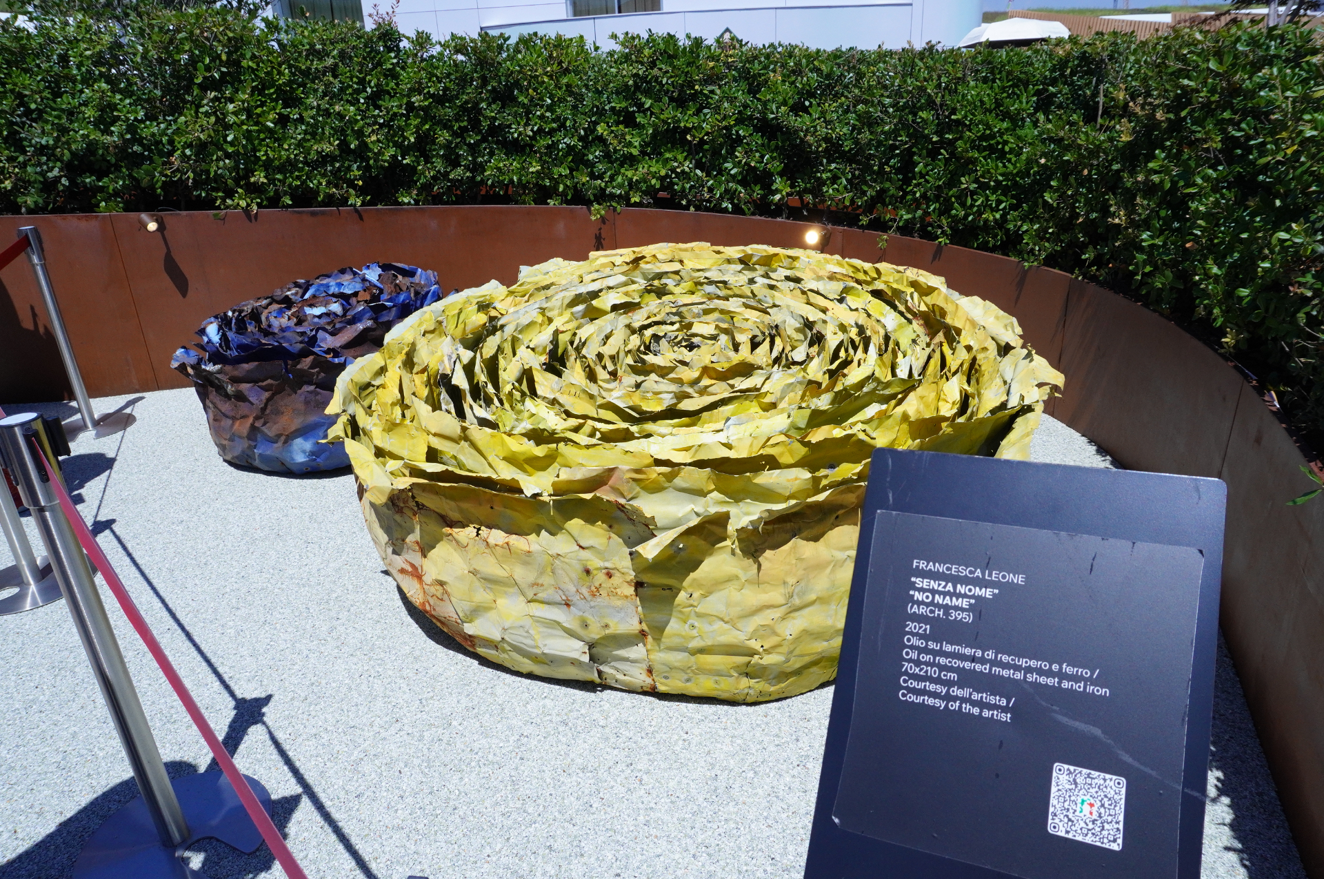 屋上には、緑や噴水、彫刻アートなどに囲まれたイタリア式庭園が広がる