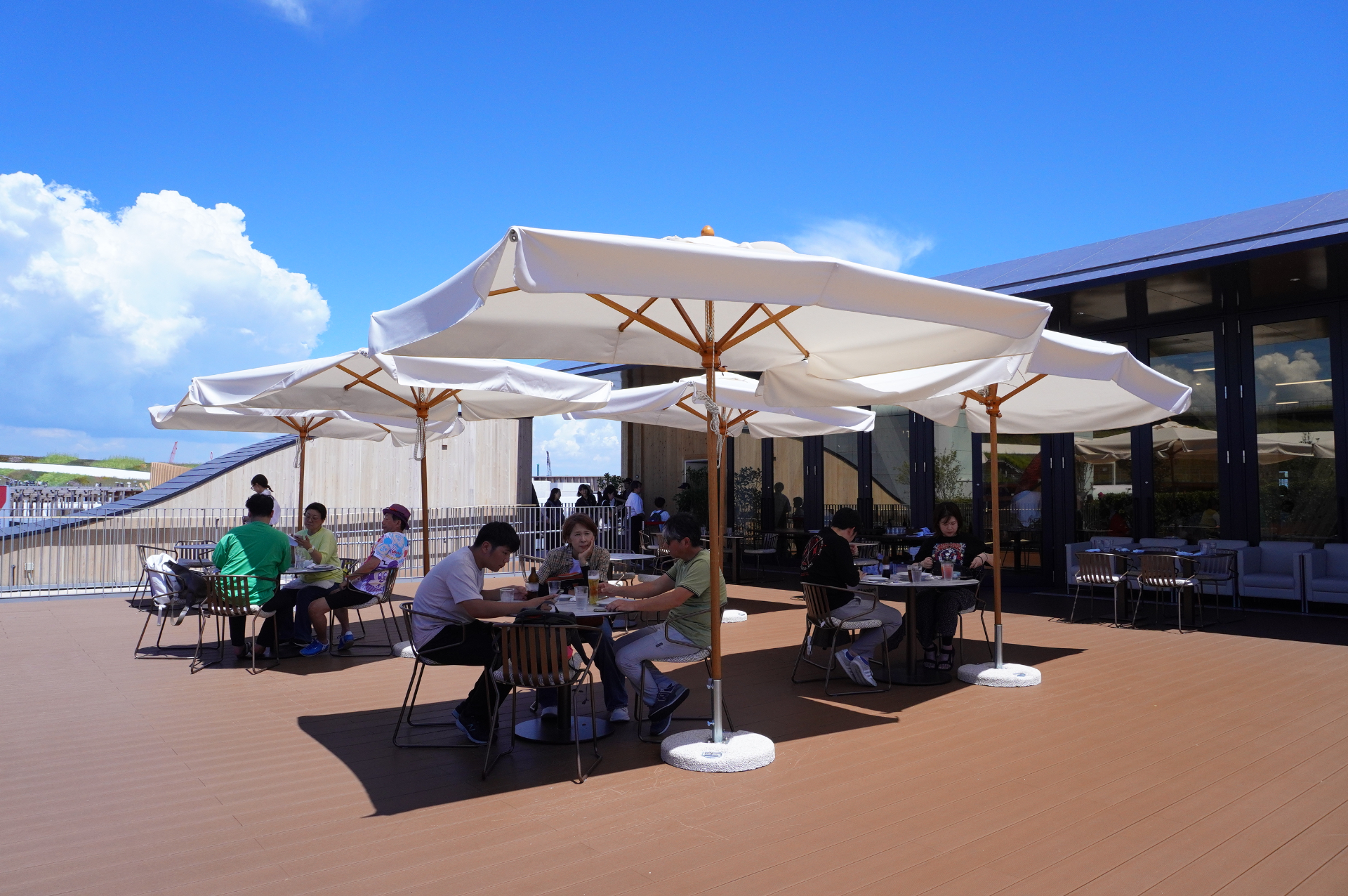 「Eataly」運営のレストランとテラス。本場ピッツァやティラミスが人気メニュー