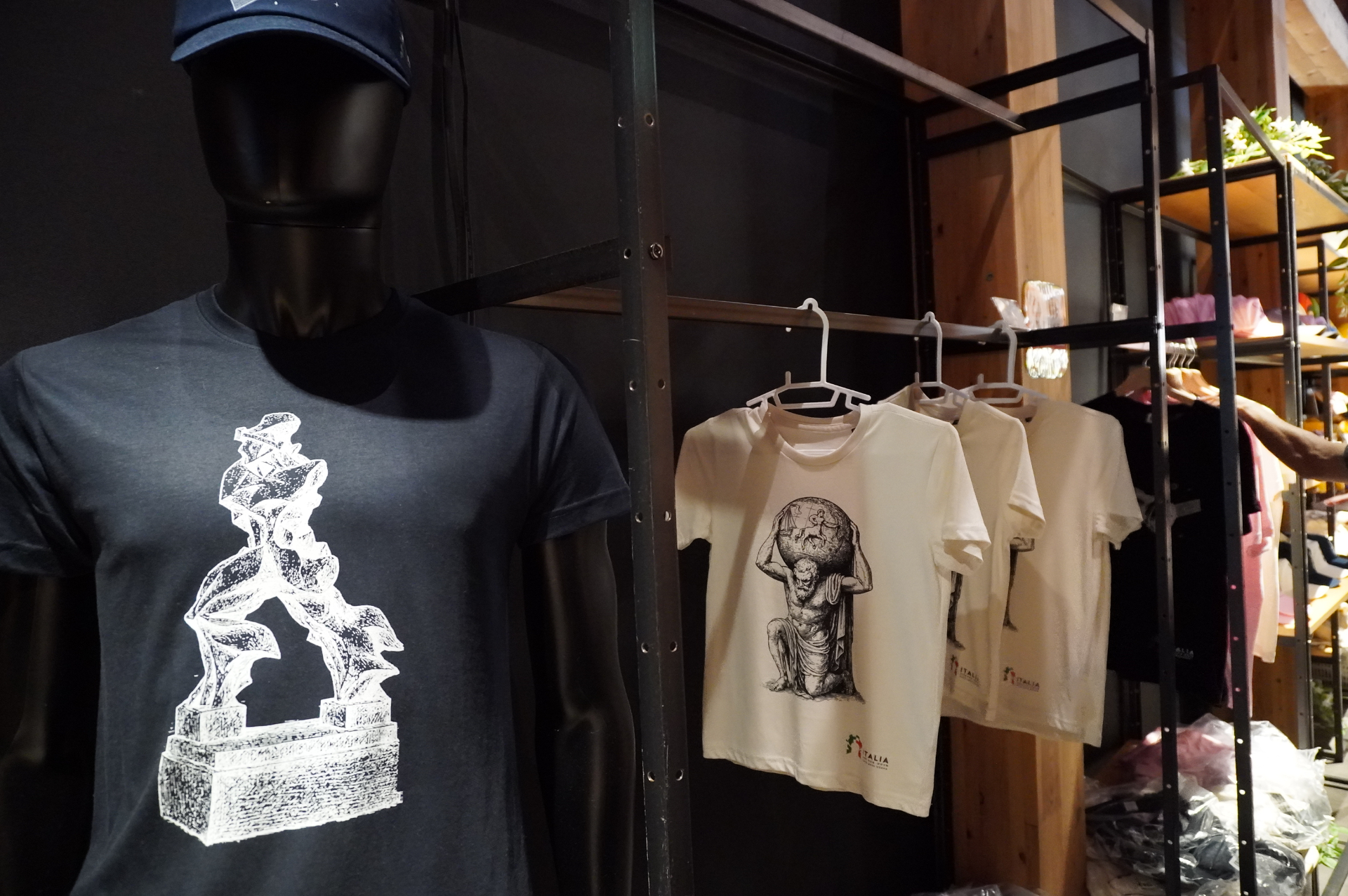 アトラス像をモチーフにしたTシャツやマスコットキャラクター「イタリアちゃん」グッズを販売