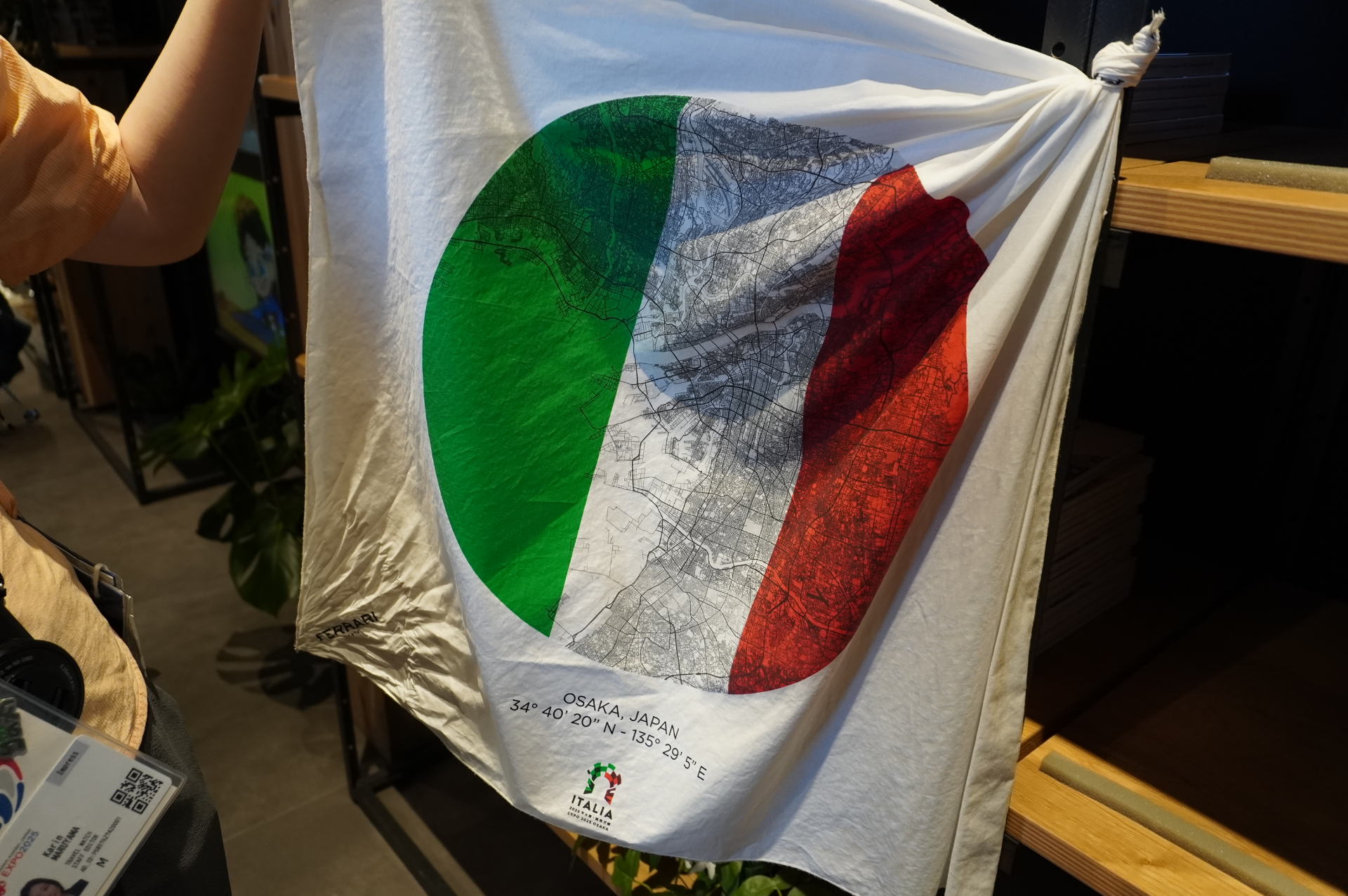 アトラス像をモチーフにしたTシャツやマスコットキャラクター「イタリアちゃん」グッズを販売