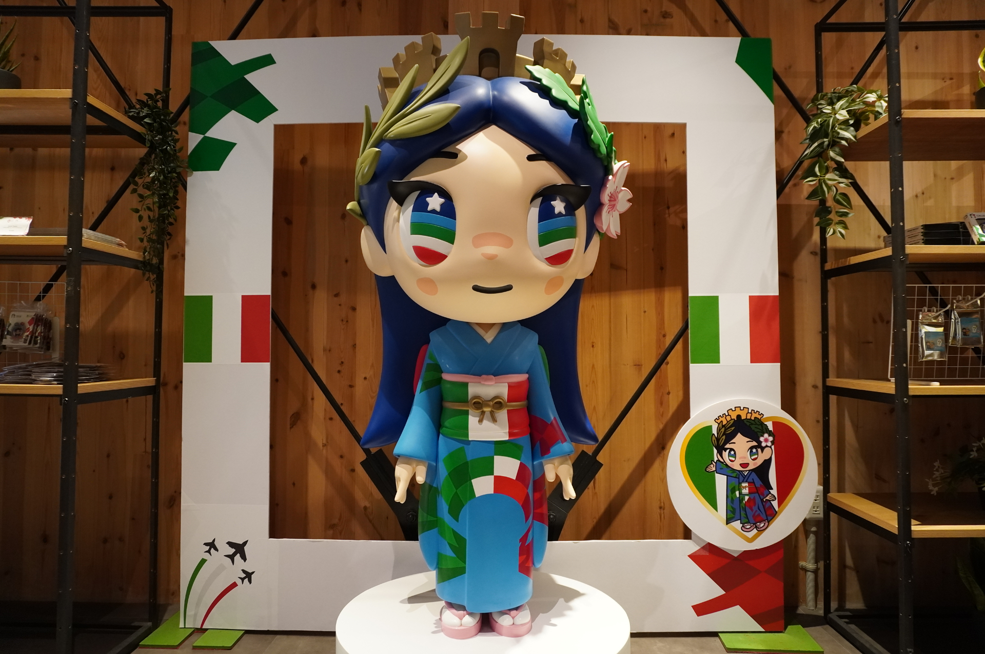 アトラス像をモチーフにしたTシャツやマスコットキャラクター「イタリアちゃん」グッズを販売