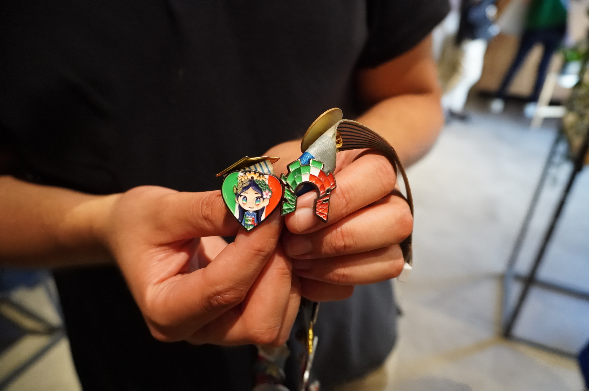 アトラス像をモチーフにしたTシャツやマスコットキャラクター「イタリアちゃん」グッズを販売