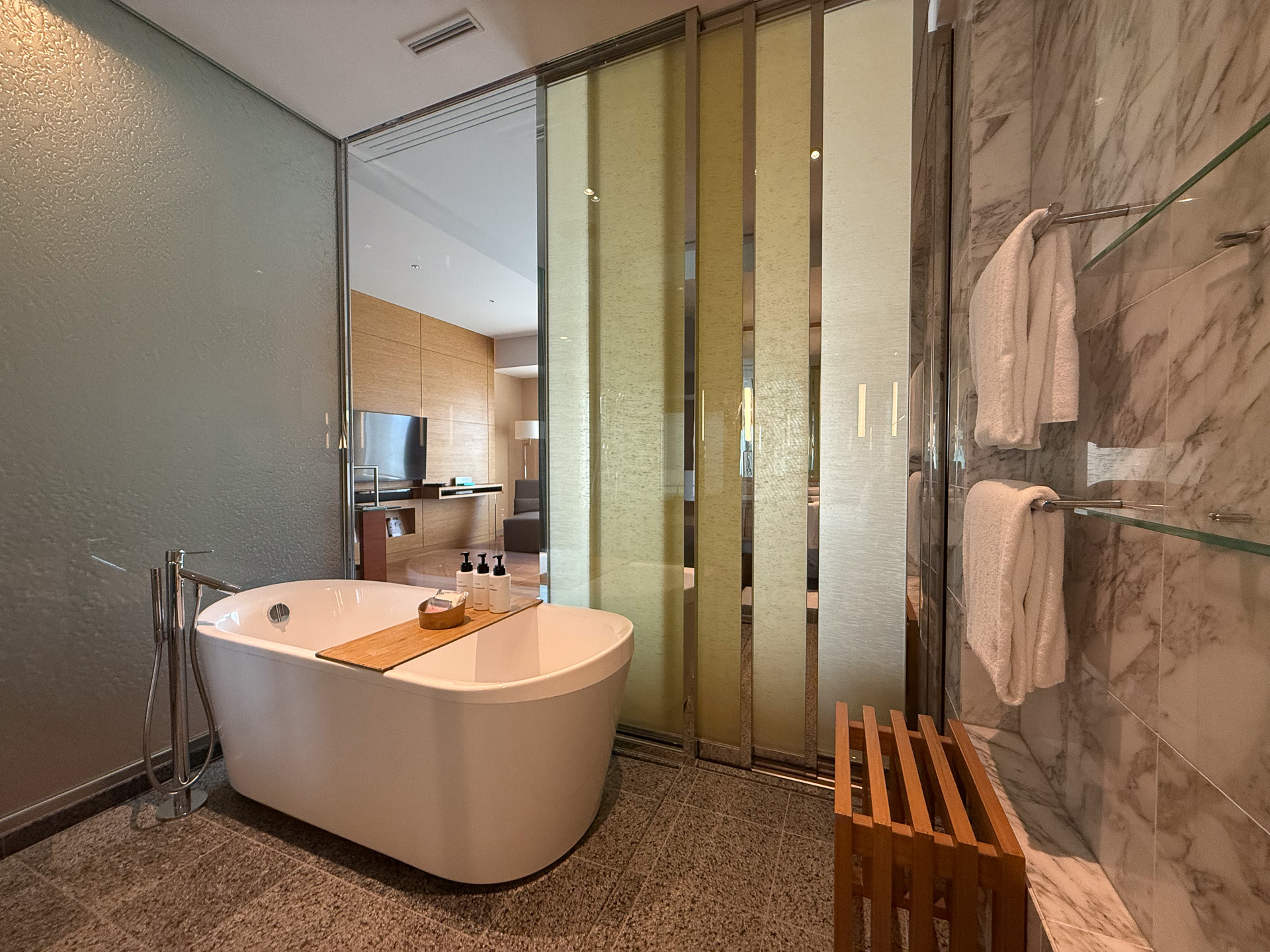 The wide-angle photo may make the bathtub seem small, but it's actually large enough for a 178 cm (5'10") person to stretch out and soak. For those accustomed to Japanese bathing customs, a small stool for washing would be a welcome addition.