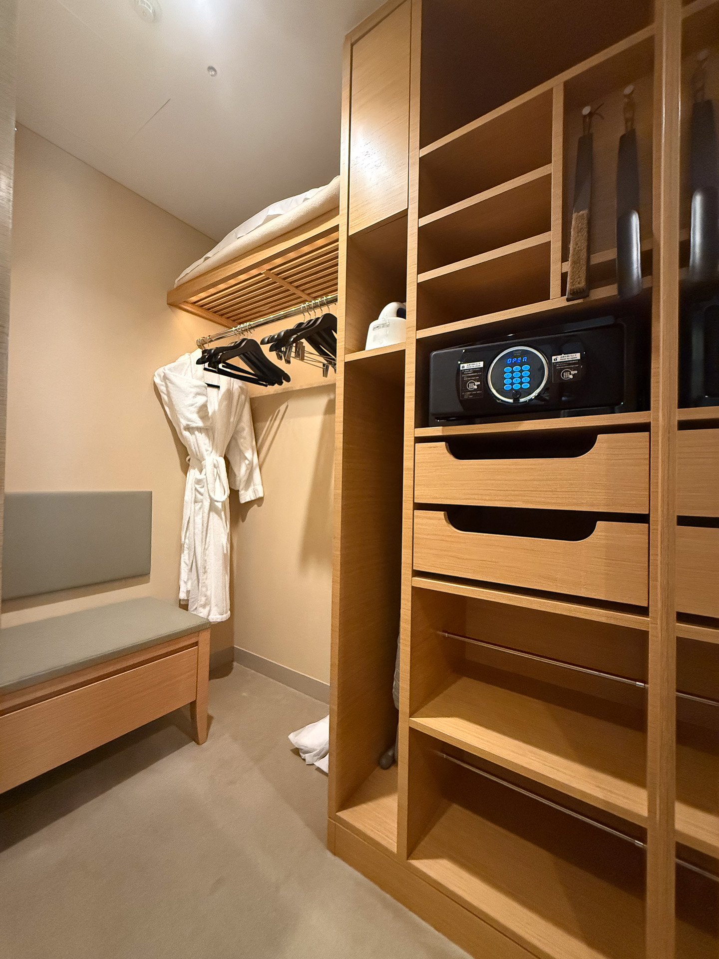 The walk-in closet, which includes a safety deposit box, offers substantial storage space. *Yukata* (light cotton robes), bathrobes, and slippers are also found here.