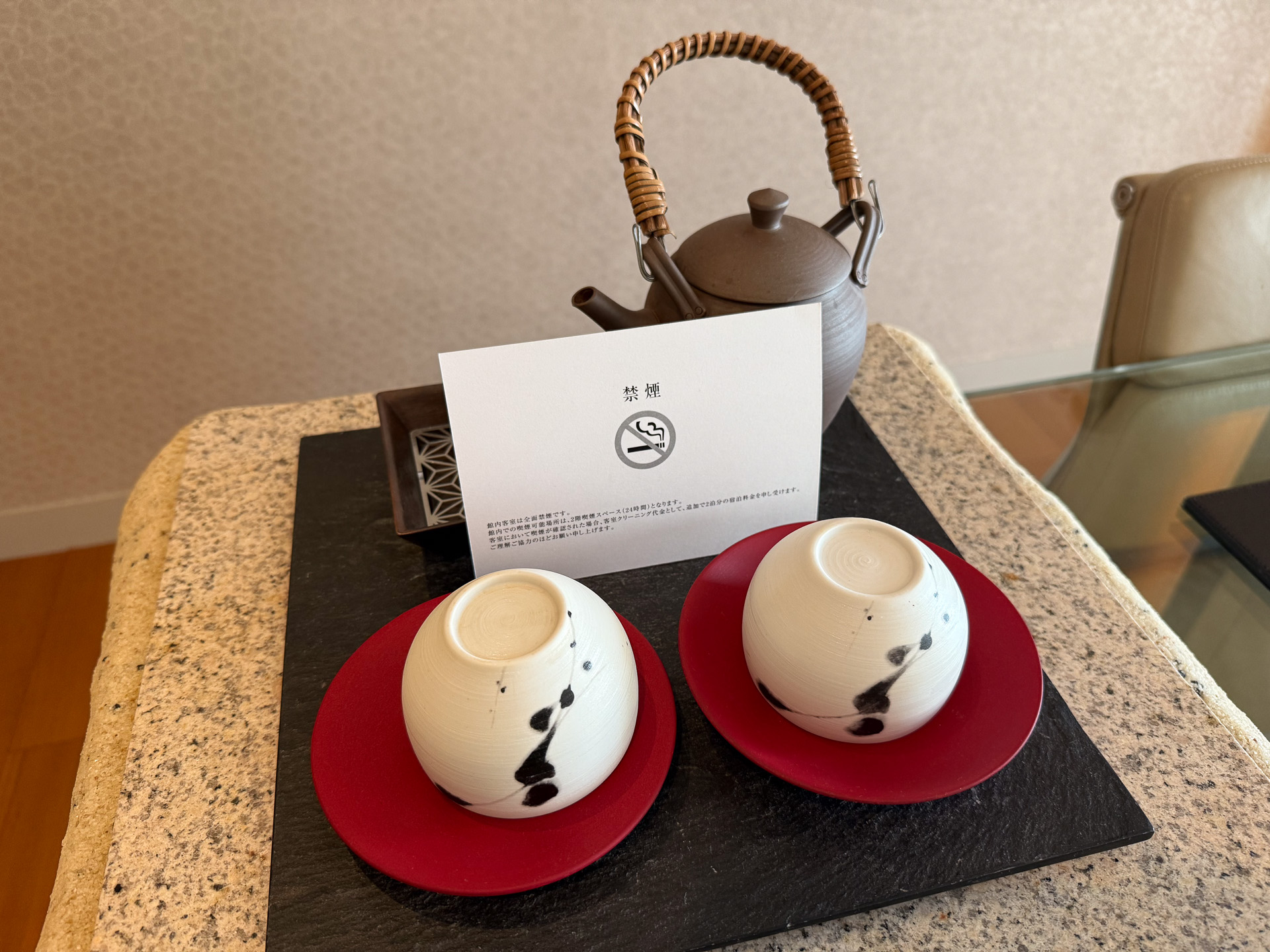 Reflecting Osaka's connection to the tea ceremony culture, a traditional Japanese teapot and teacups are also provided.