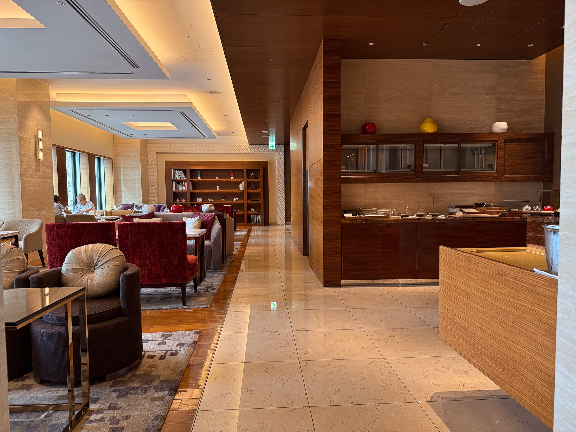 The Club InterContinental Lounge on the 28th floor. Guests with access can enjoy complimentary breakfast, afternoon tea, evening Champagne and cocktails, and nightcaps.