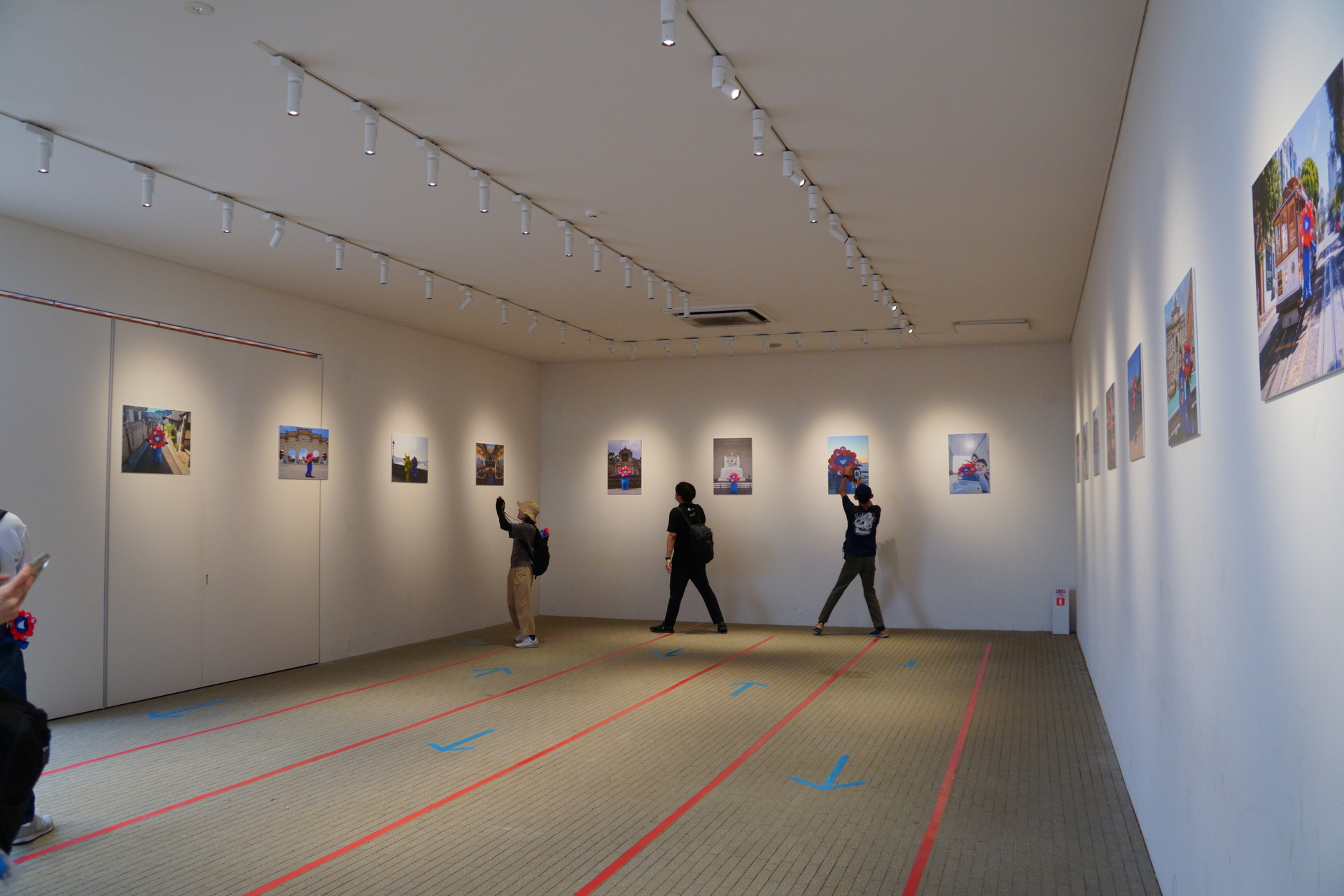 ミャクミャクが世界各地を回った写真も展示している