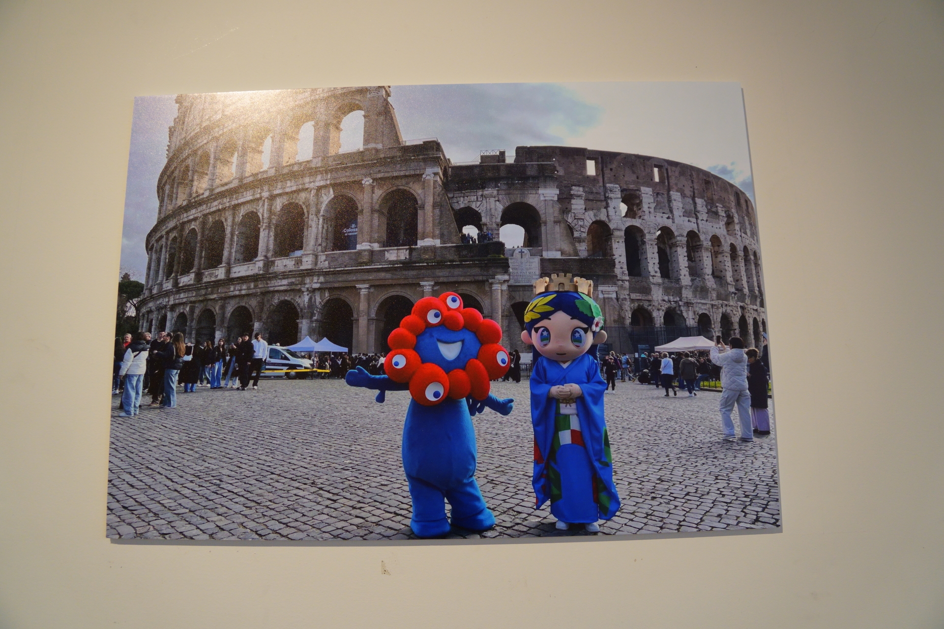 ミャクミャクが世界各地を回った写真も展示している