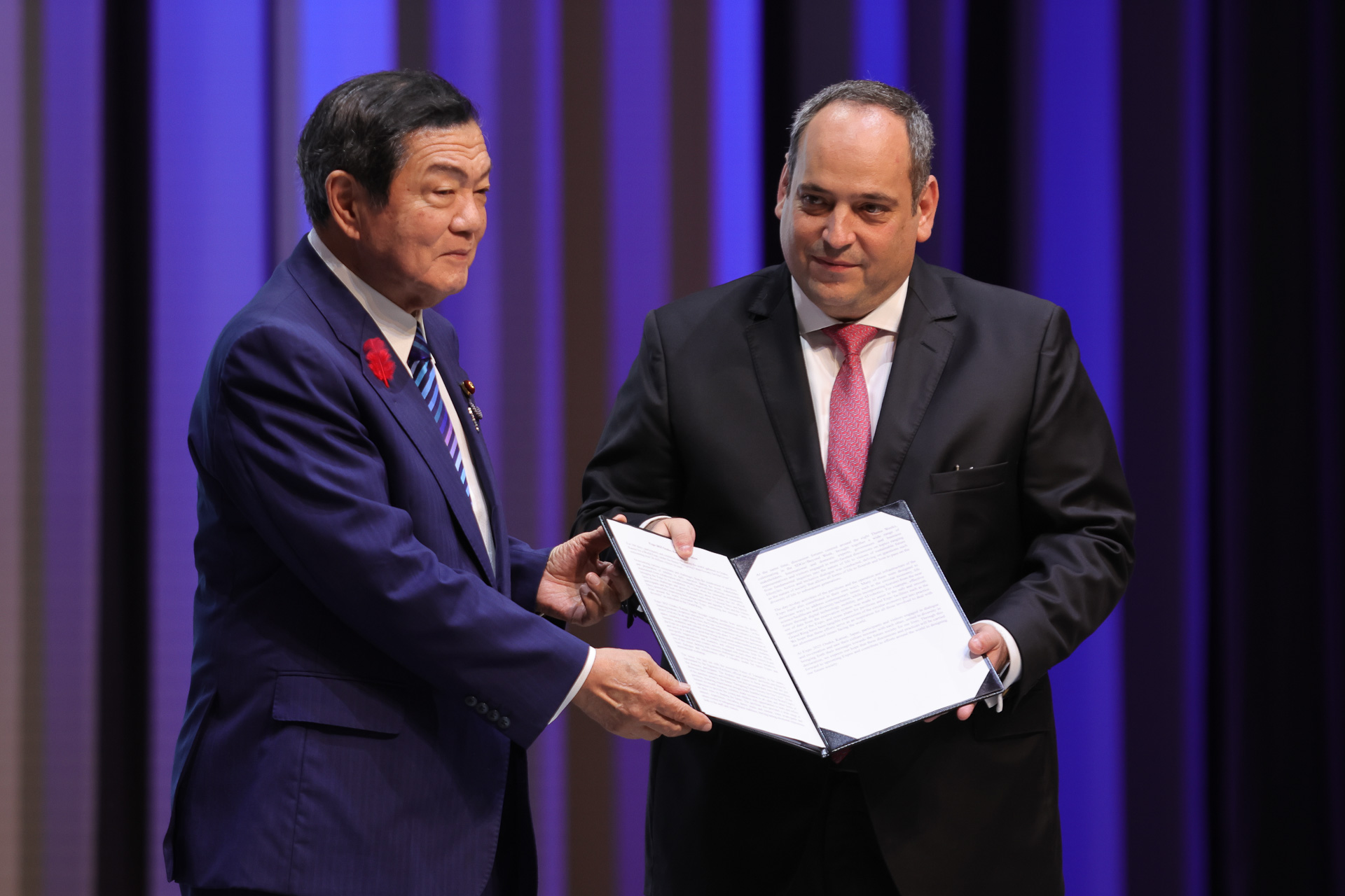 国際博覧会担大臣の伊東良孝氏（左）、博会国際事務局（BIE）事務局長 ディミトリ・ケルケンツェス氏（右）