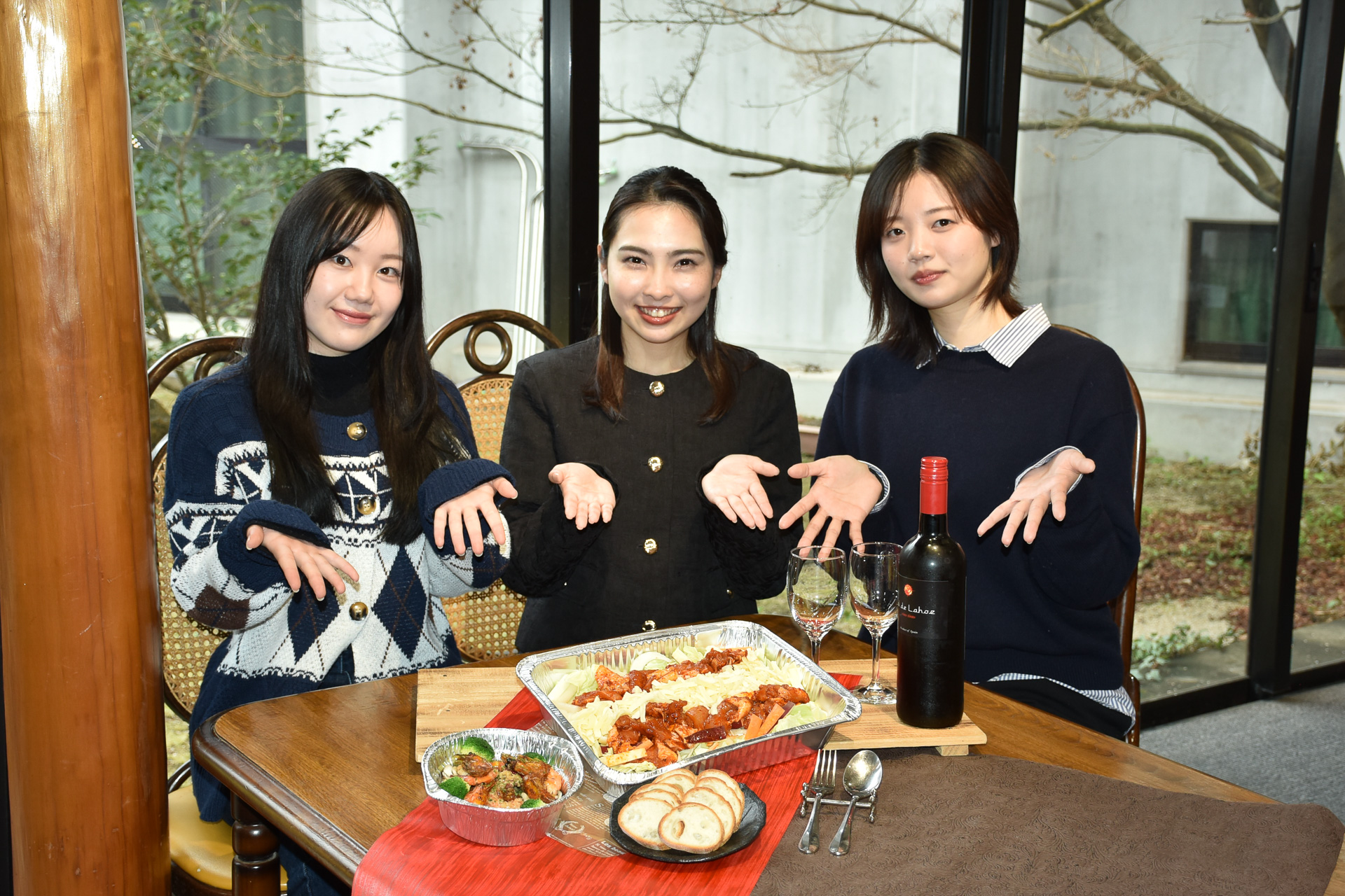 「女子キャンプラン」のお食事メニューとJALふるさとアンバサダー（中央）、女子キャンプランの制作に関わった学生（左右）