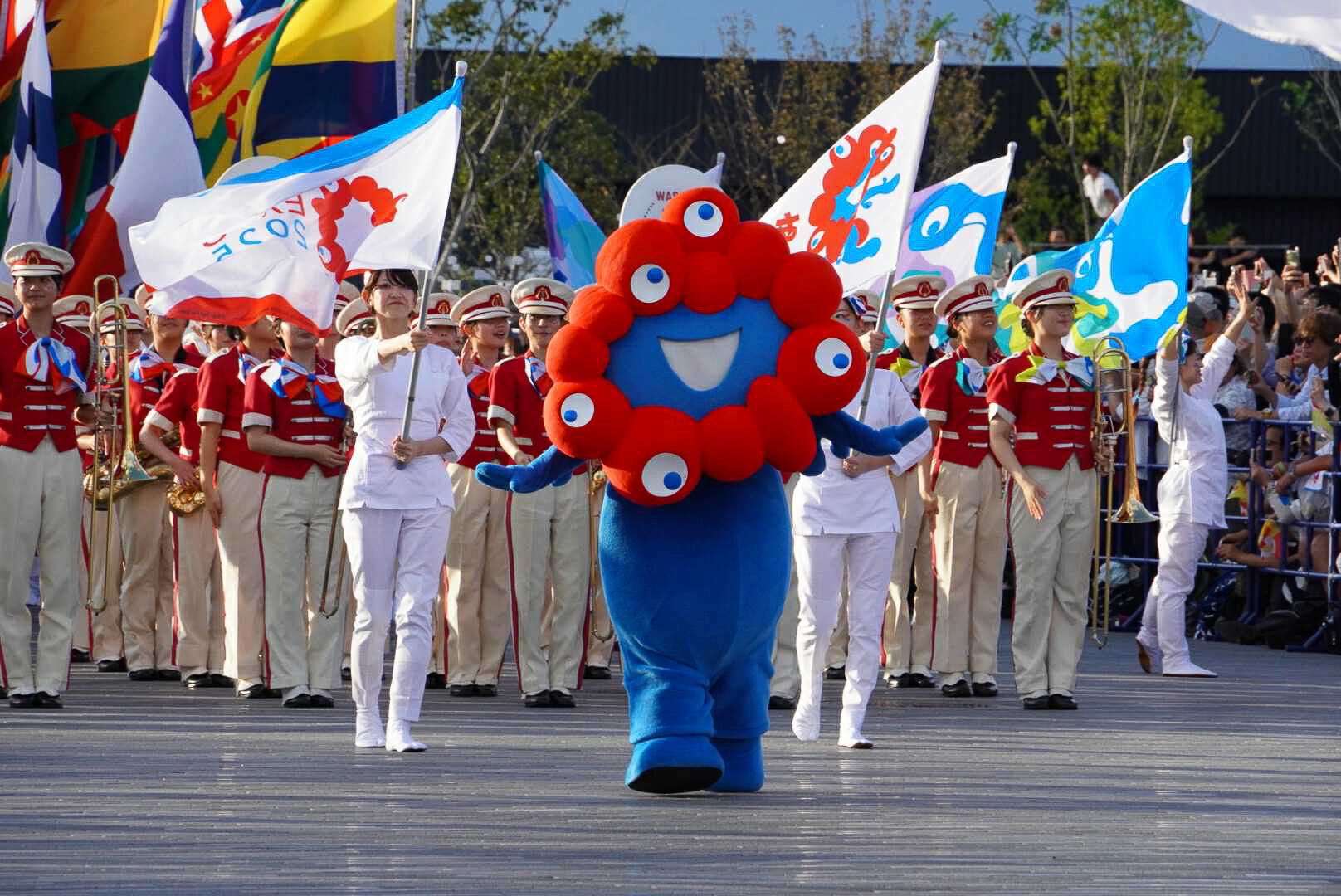 ミャクミャクのキレッキレのダンスは必見